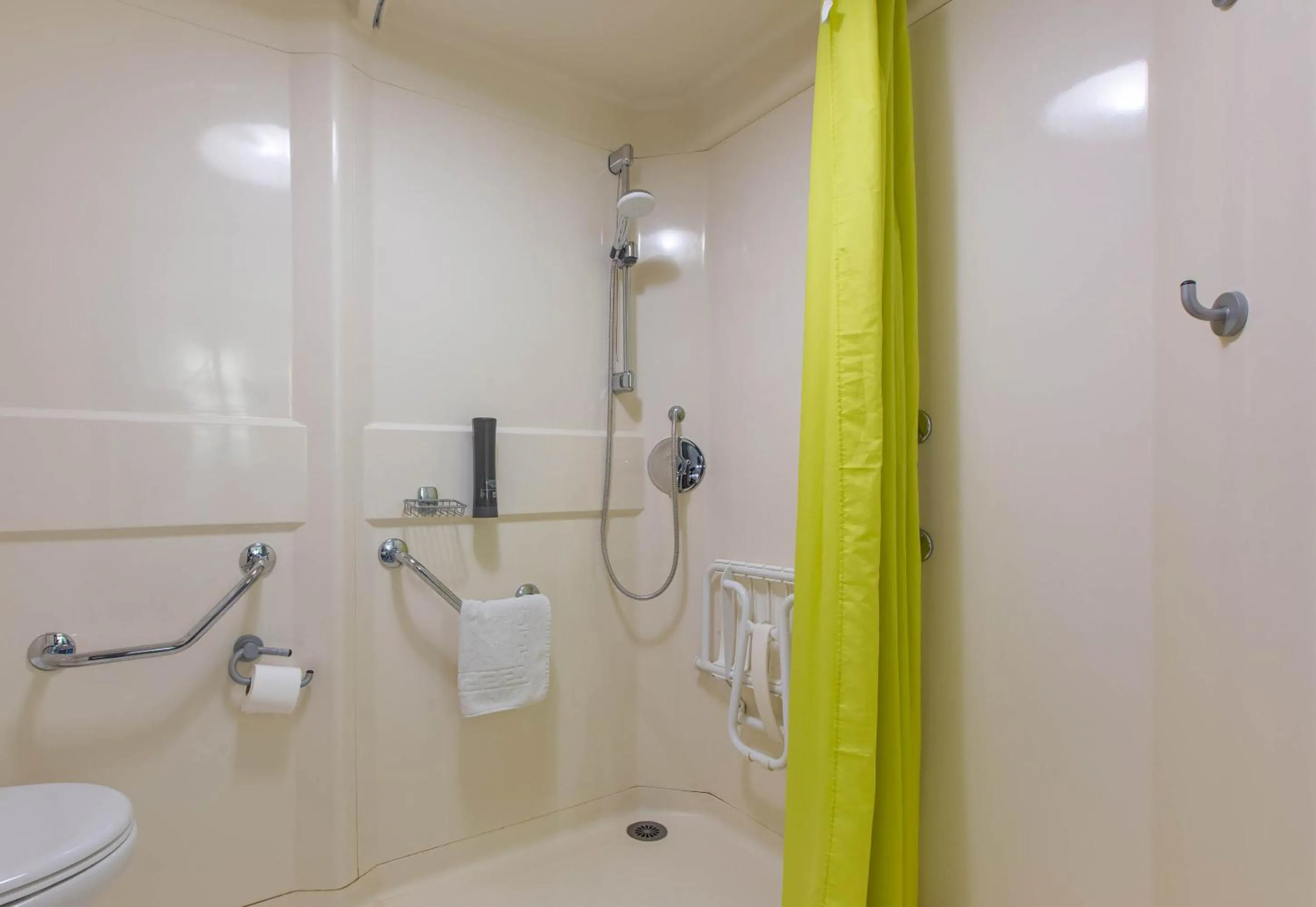 Bathroom in B&B HOTEL Châteauroux A20 L'Occitane