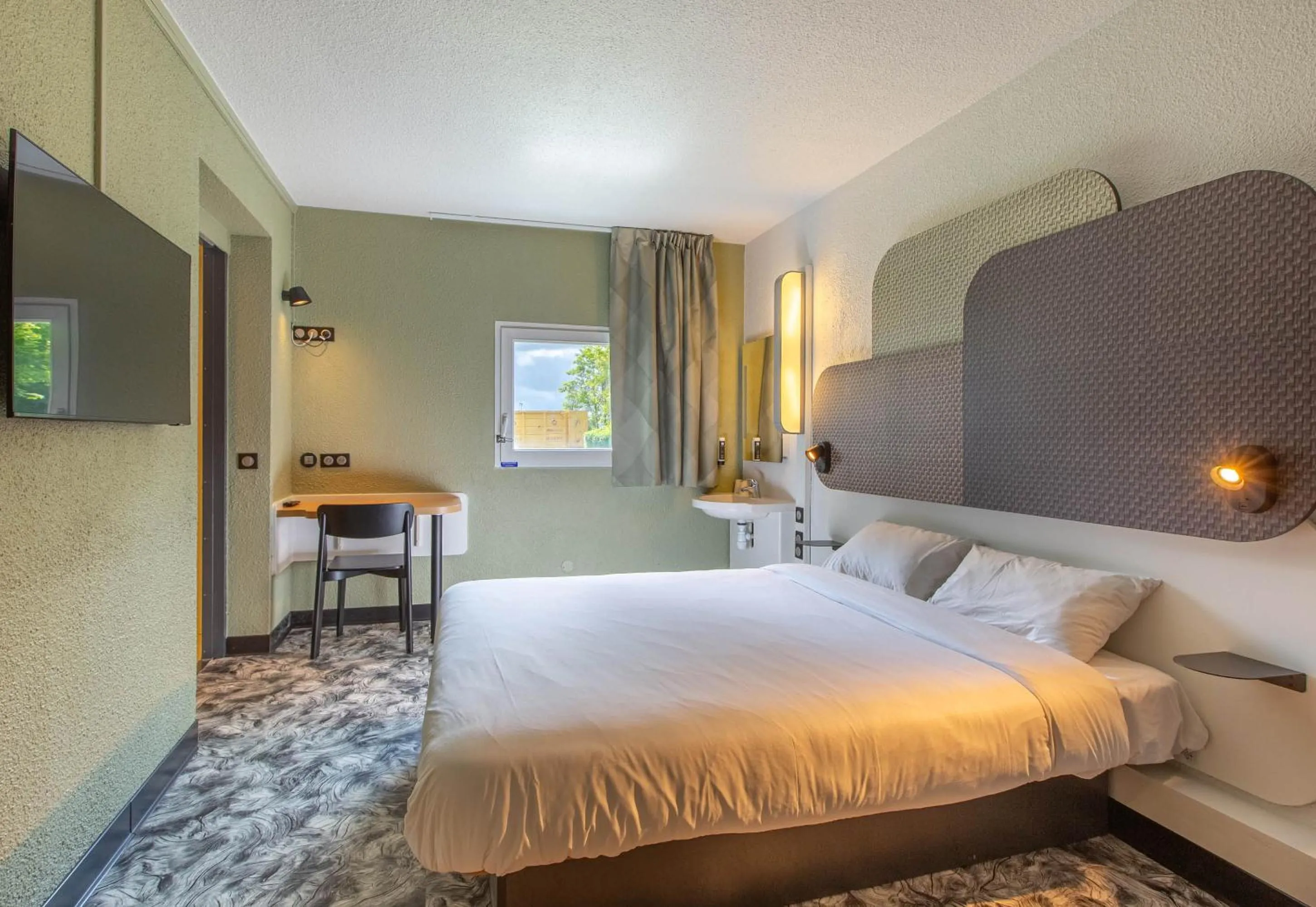 Bedroom, Bed in B&B HOTEL Châteauroux A20 L'Occitane