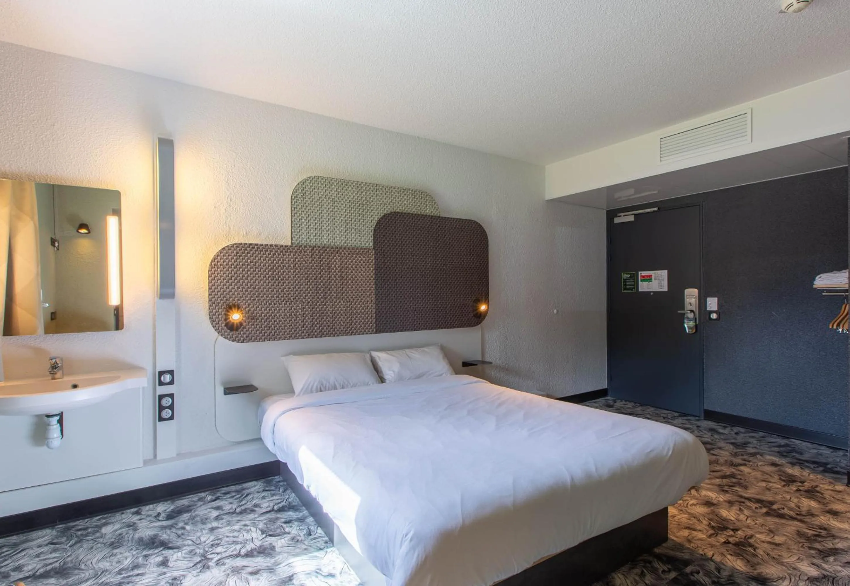 Bedroom, Bed in B&B HOTEL Châteauroux A20 L'Occitane