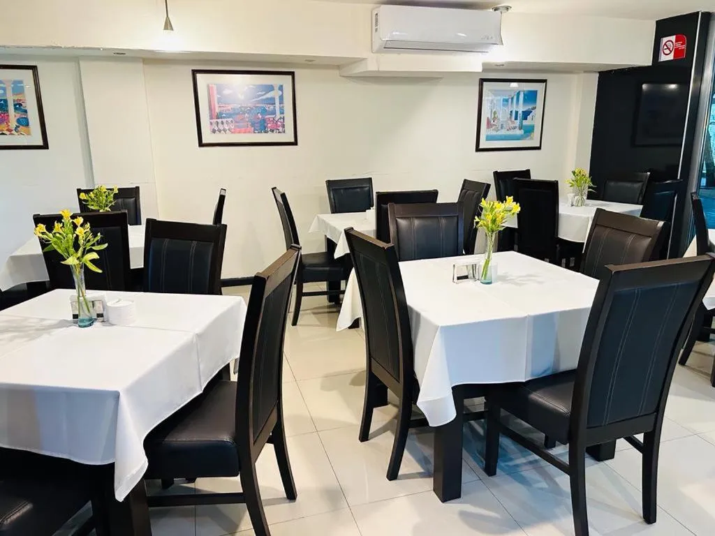 Restaurant/places to eat in Hotel Francis