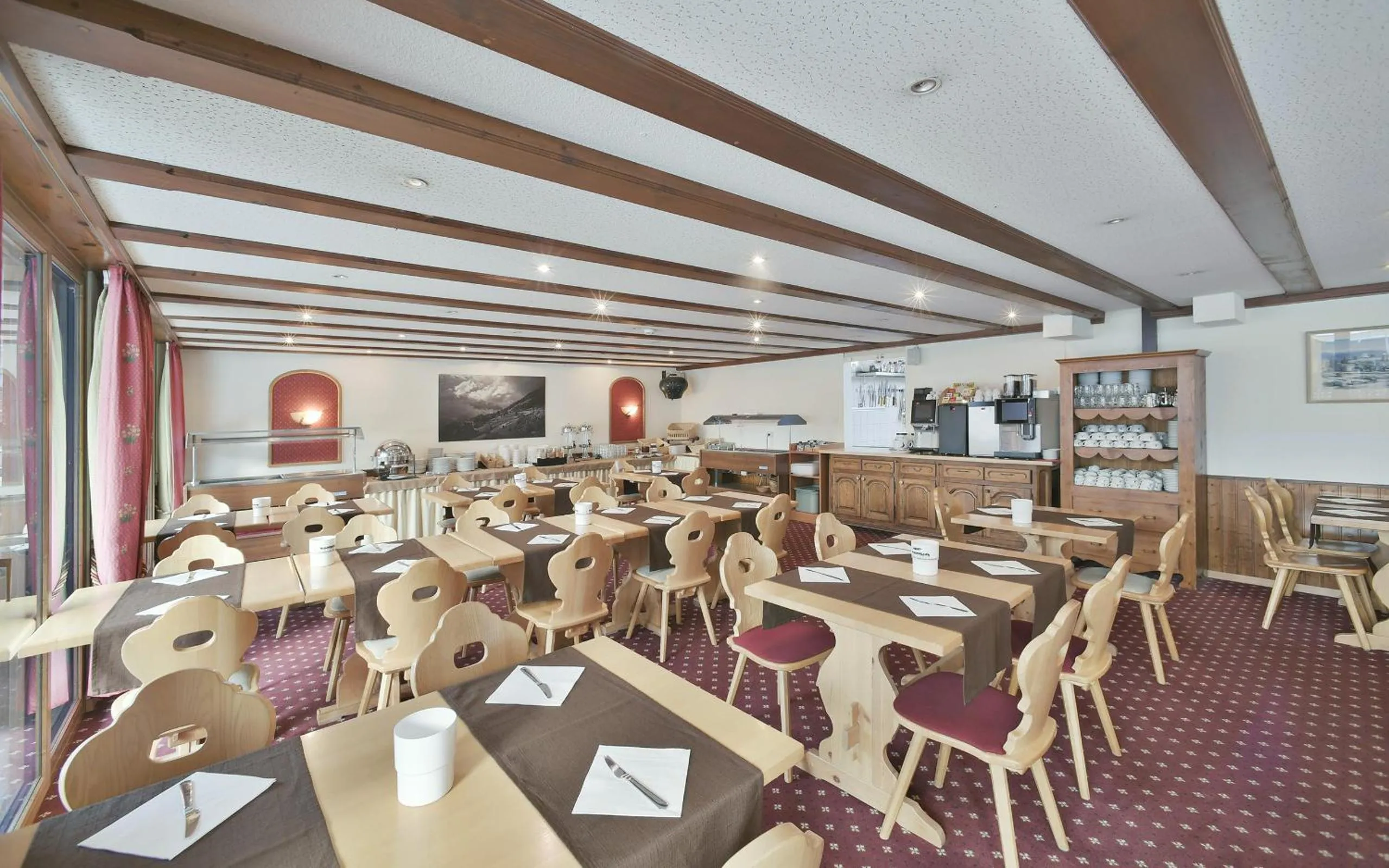 Continental breakfast in Hôtel Le Chamois