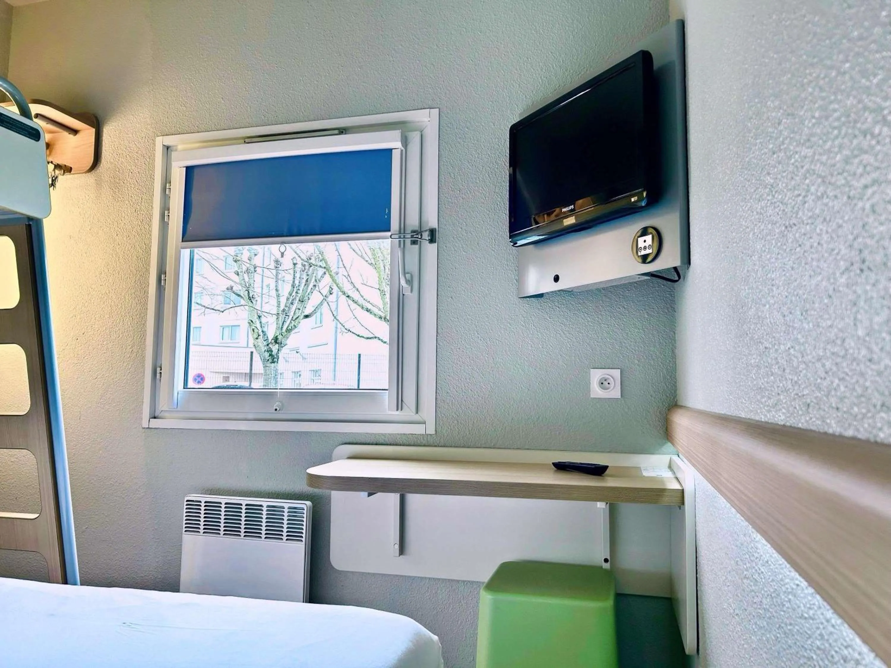 Bedroom in ibis Budget Beaune