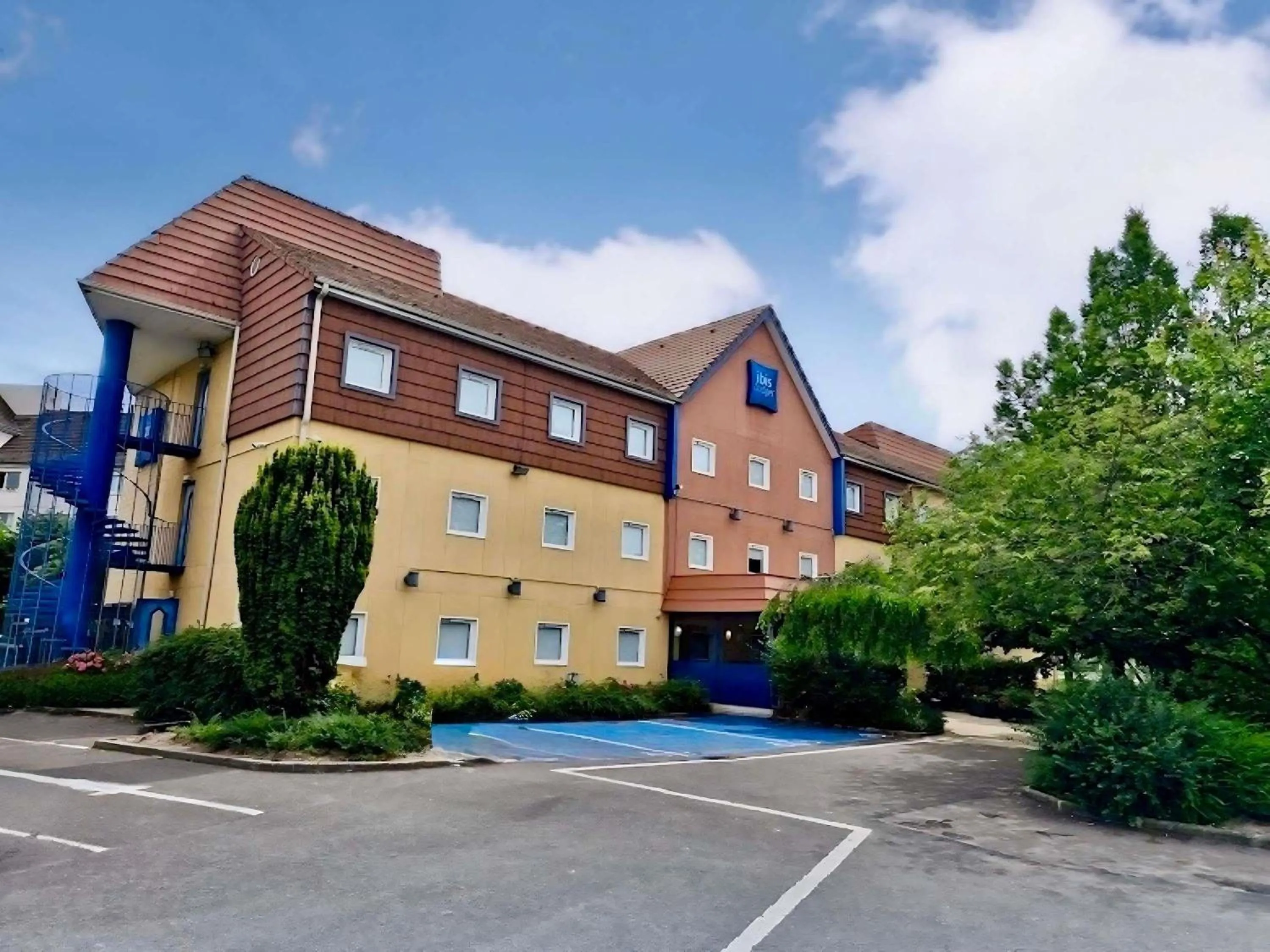 Property building in ibis Budget Beaune