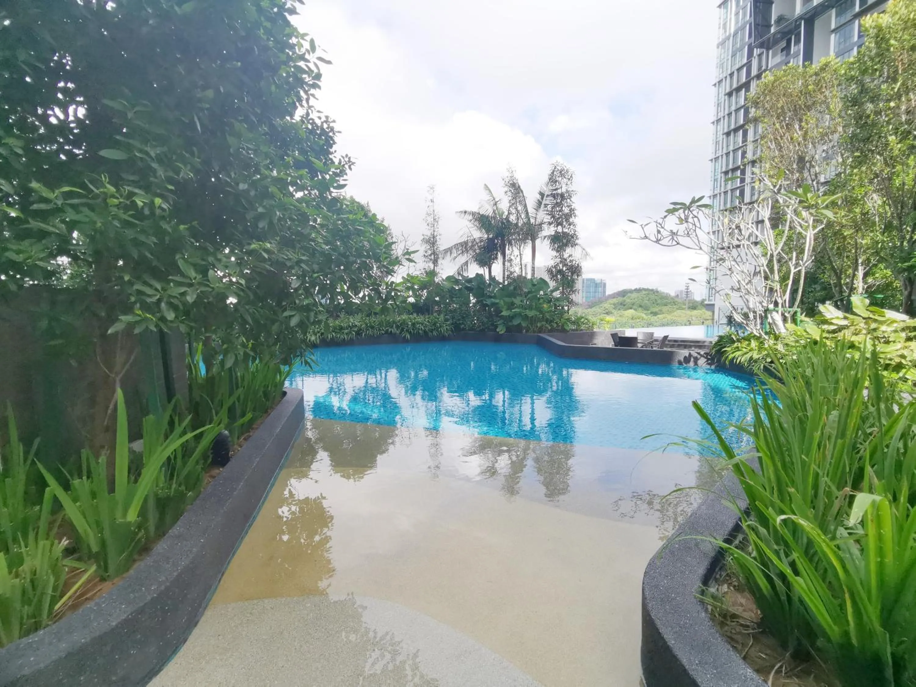 Swimming pool in The Elysia Park Residence by Home Owner