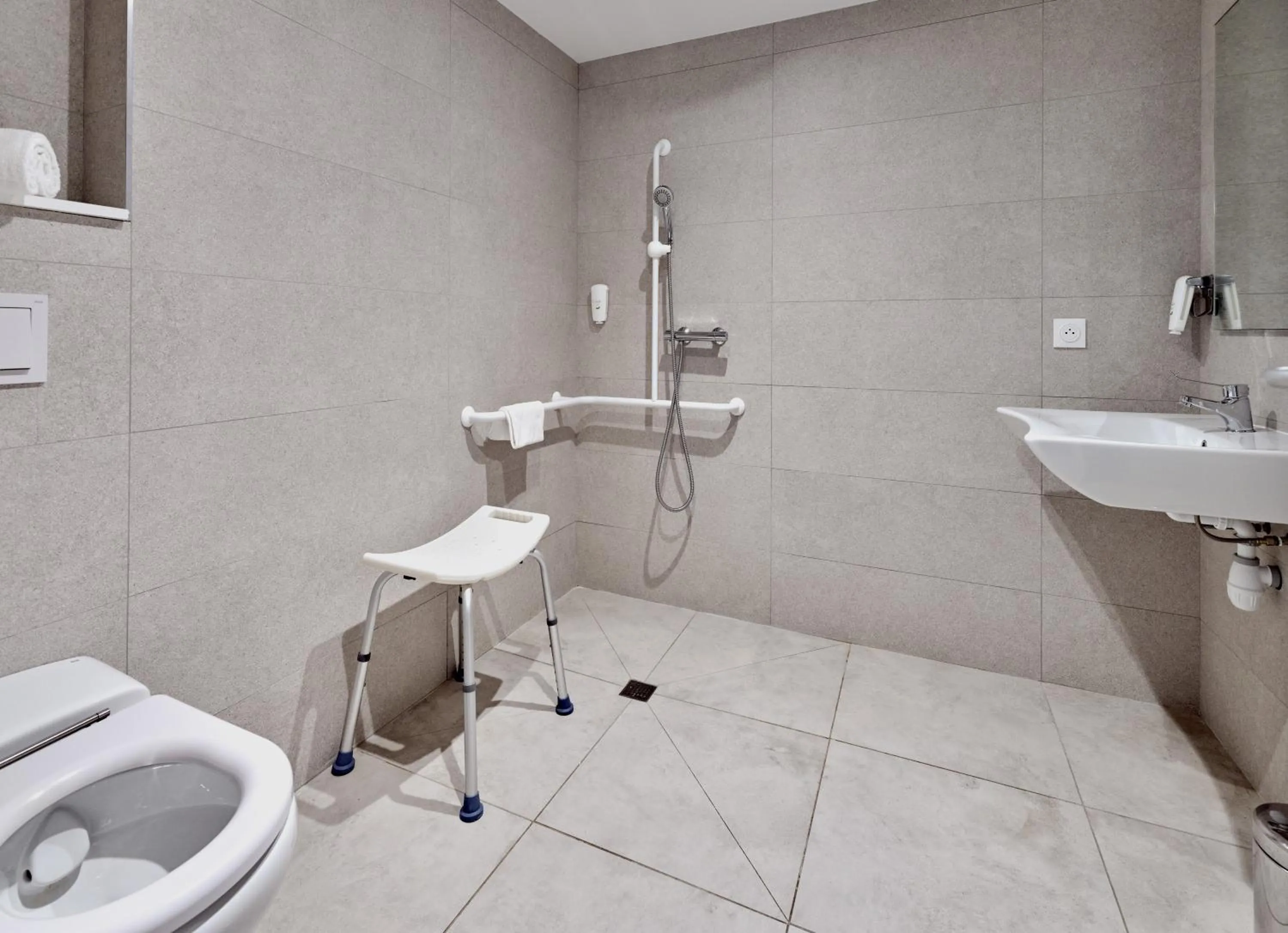 Shower in Kyriad Direct Nevers Nord - Varennes Vauzelles