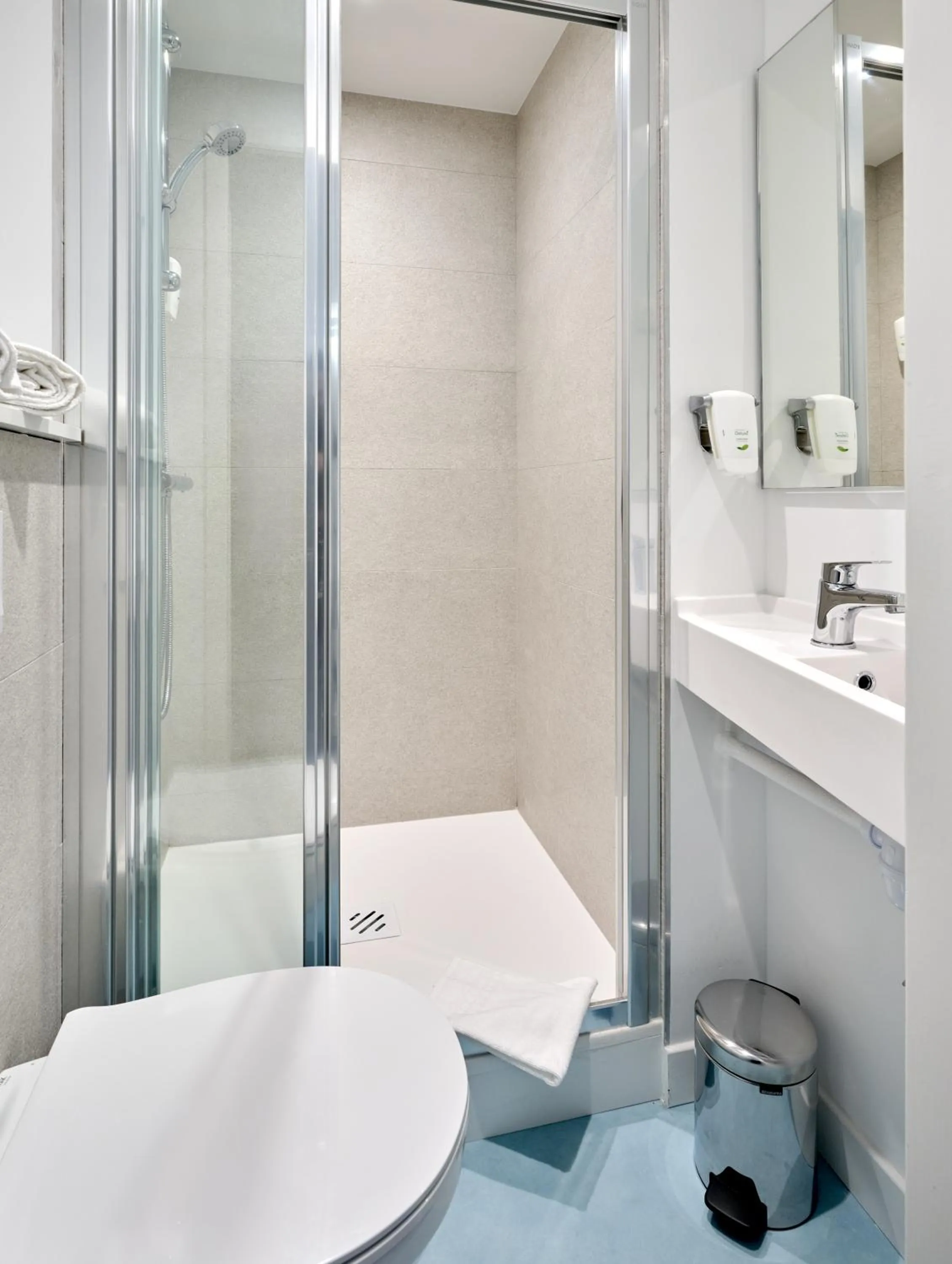 Shower in Kyriad Direct Nevers Nord - Varennes Vauzelles