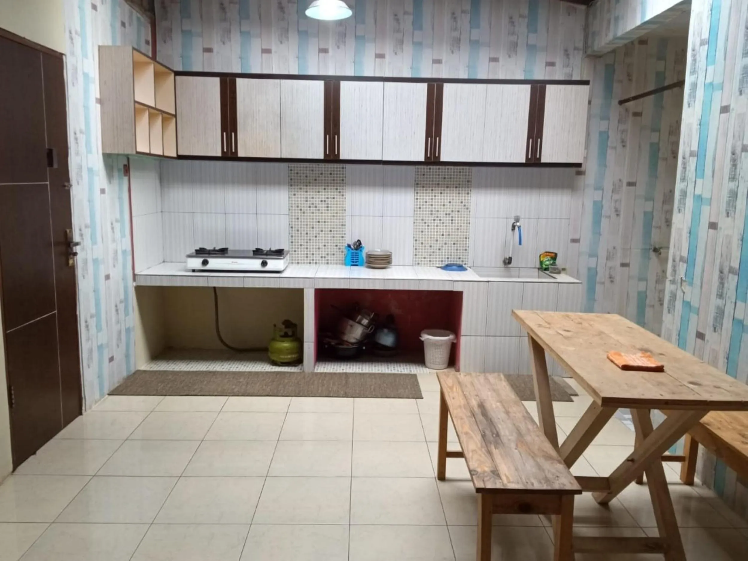 Kitchen or kitchenette in Penginapan Rudi Syariah