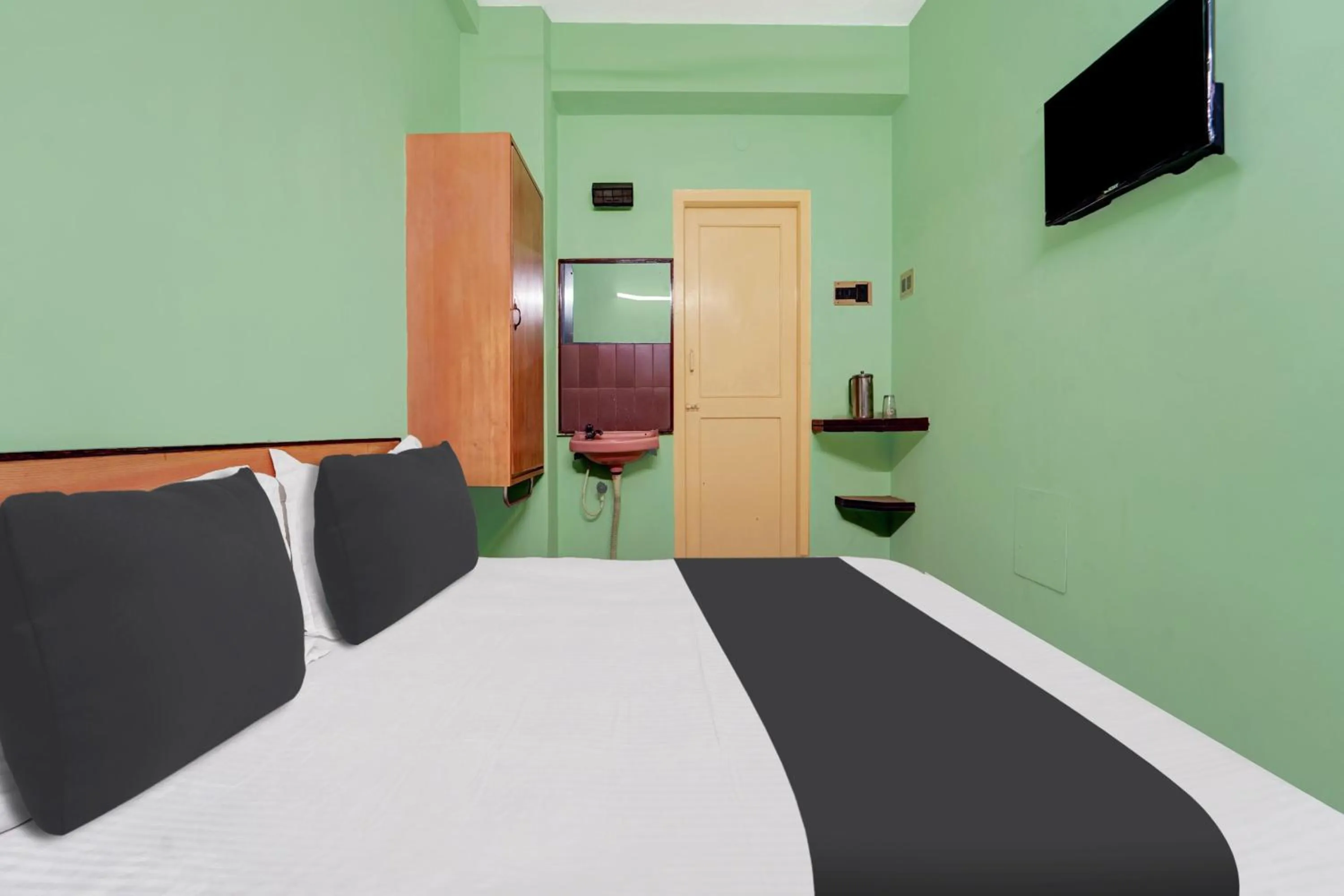 Facade/entrance, Bed in Hotel O Rainbow Stays