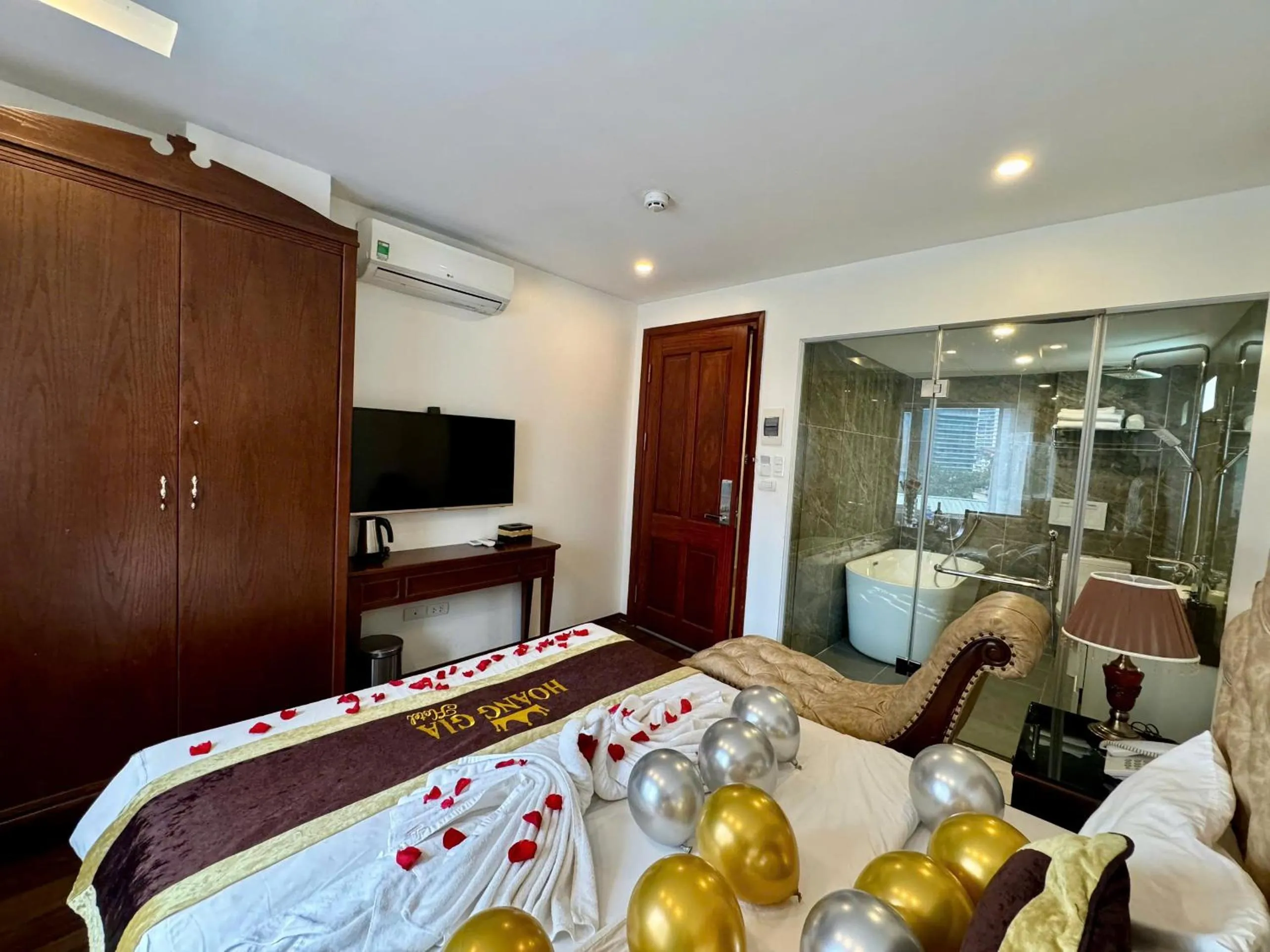TV and multimedia, Bed in Hoàng Gia Hotel Nhân Hòa