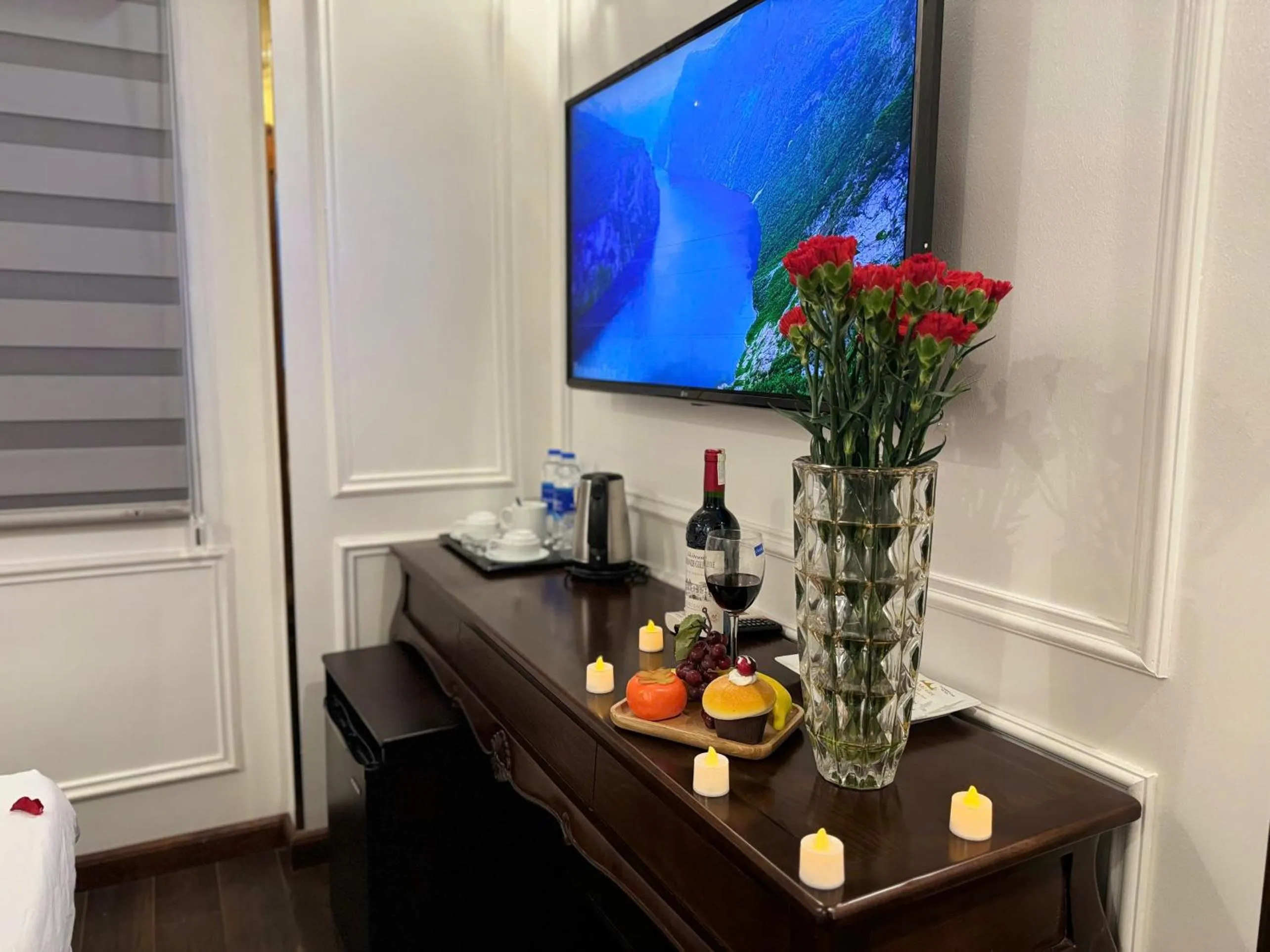 TV and multimedia in Hoàng Gia Hotel Nhân Hòa