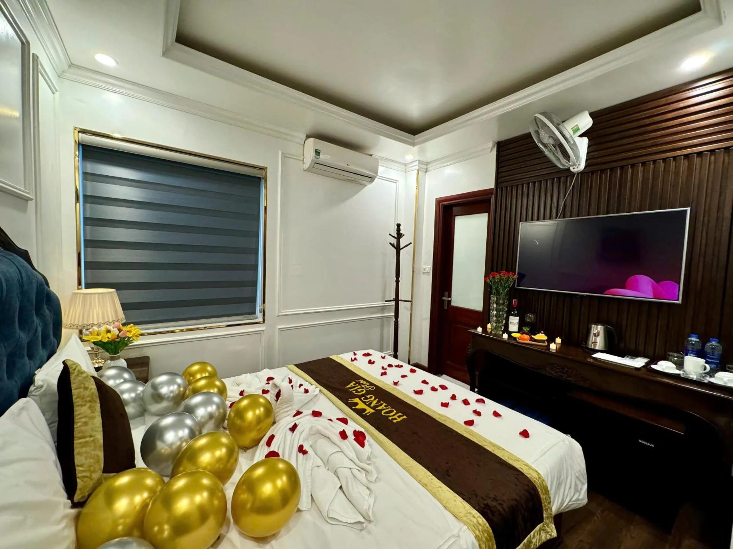 TV and multimedia, Bed in Hoàng Gia Hotel Nhân Hòa