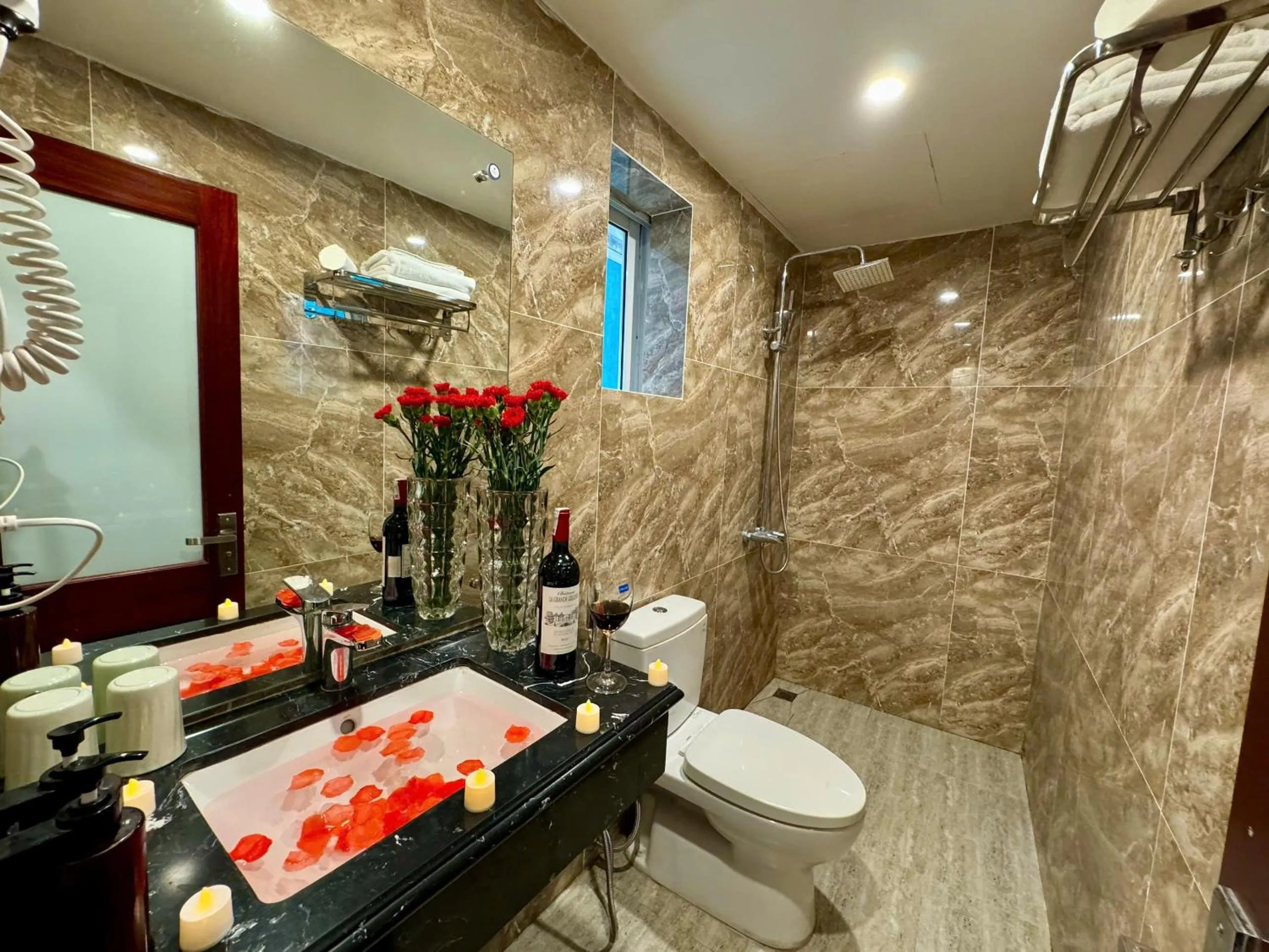 Toilet in Hoàng Gia Hotel Nhân Hòa