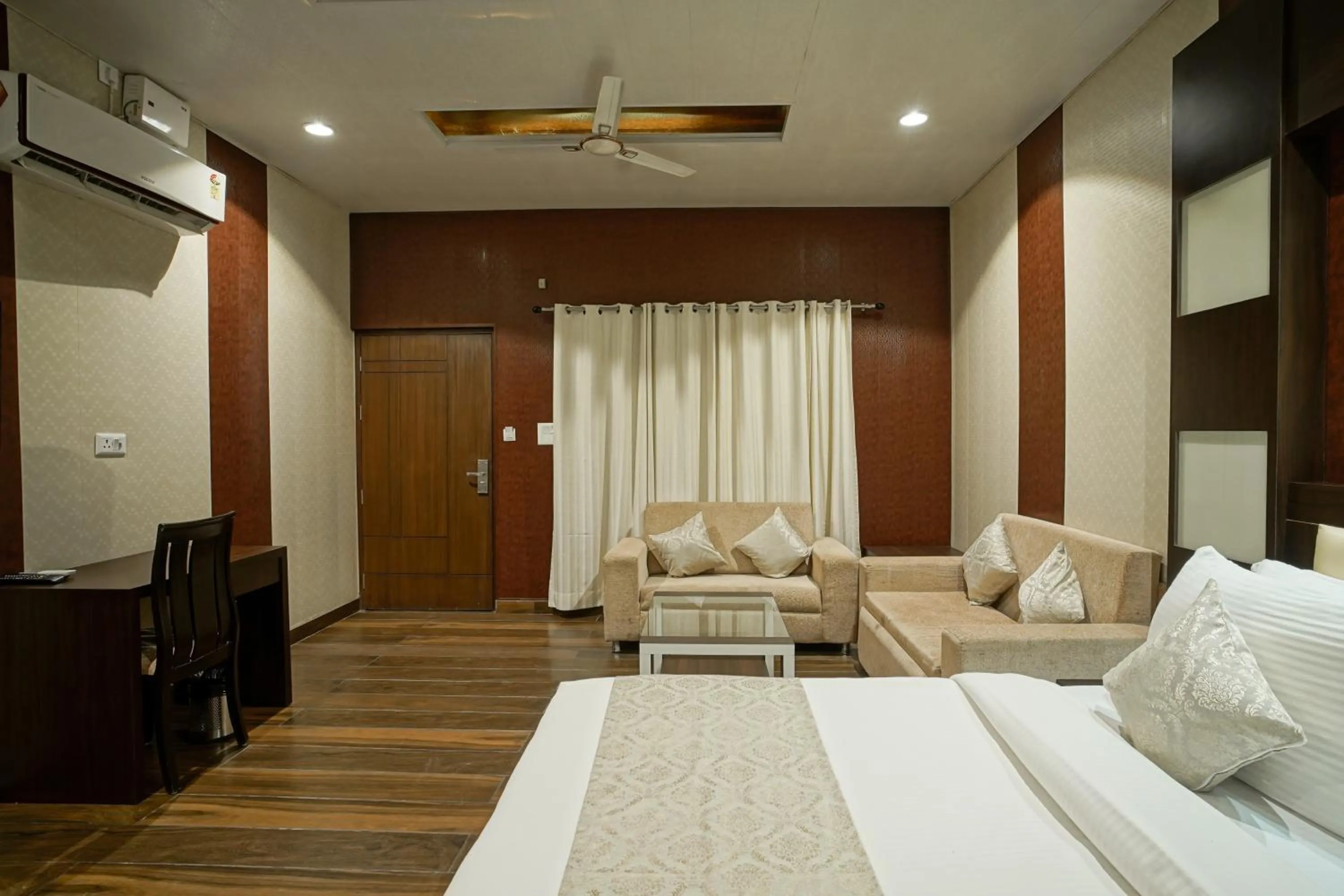 Bed in The Grand Shiva Resort and Spa