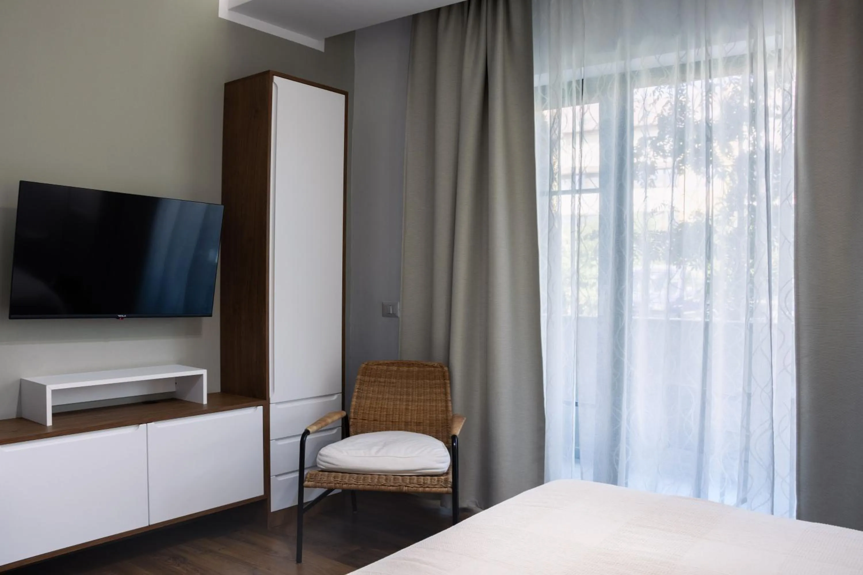 TV and multimedia, Bed in Clement Apartments