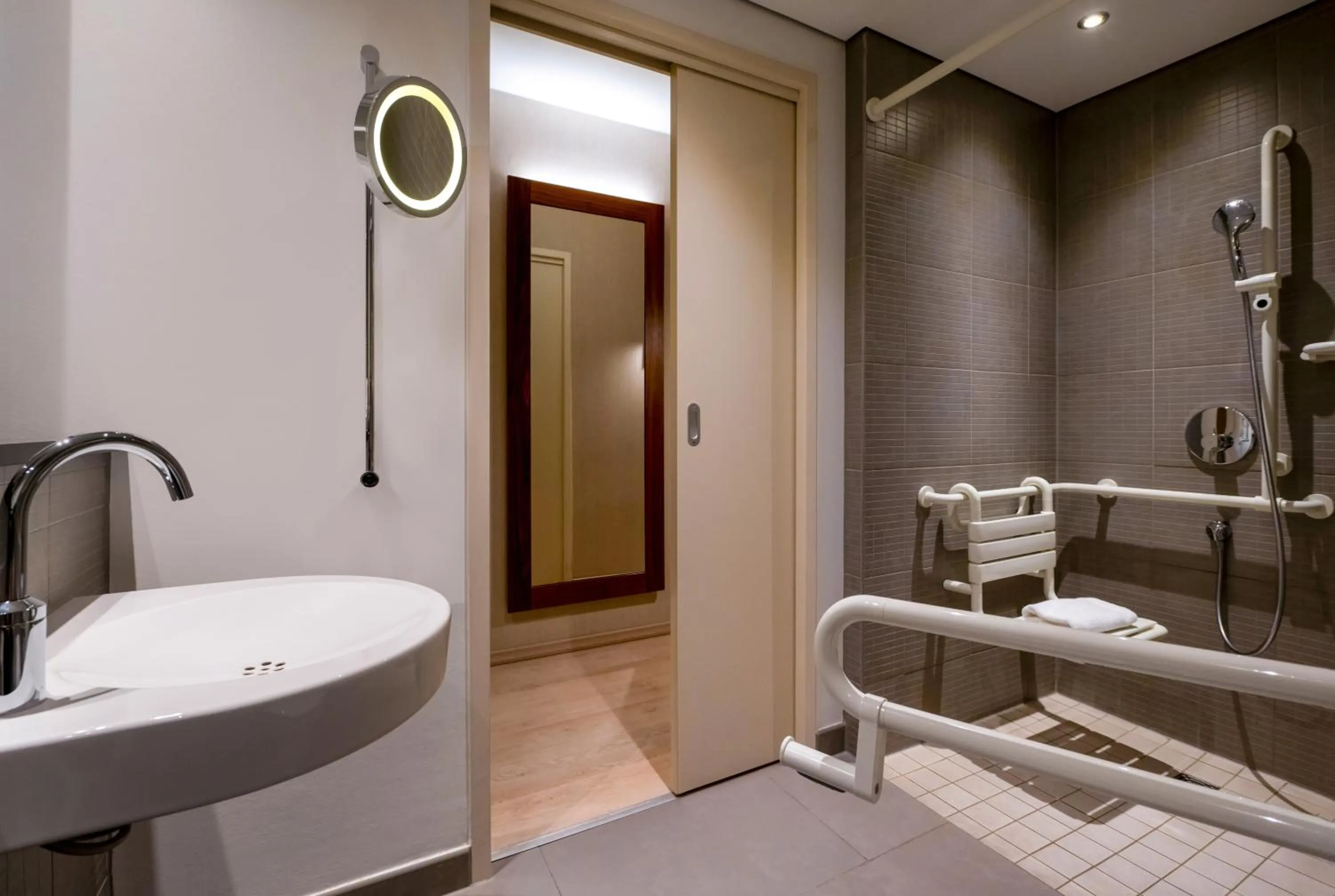 Bathroom in MÖVENPICK Hotel Hamburg City