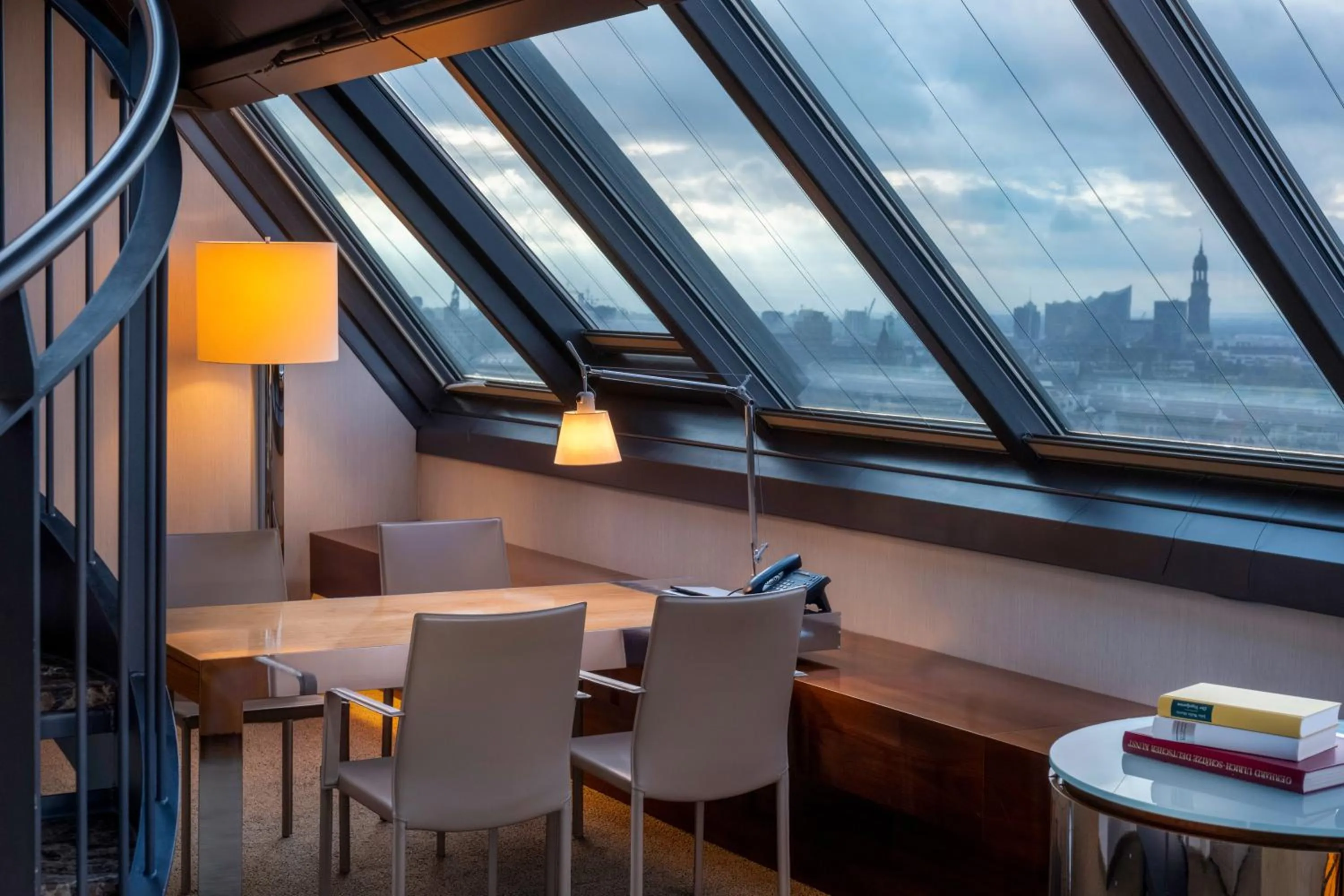 Living room in MÖVENPICK Hotel Hamburg City