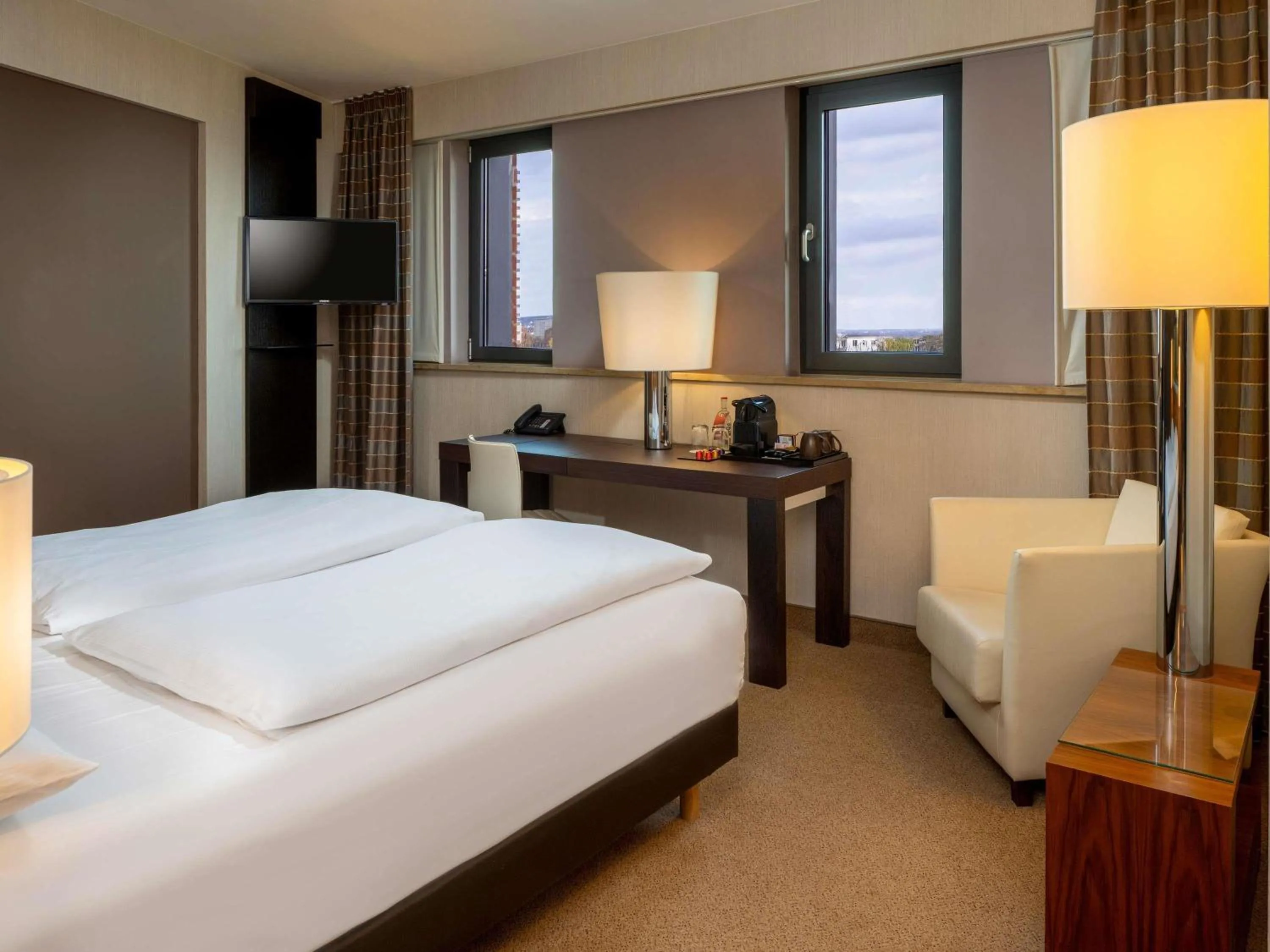 Bedroom, Bed in MÖVENPICK Hotel Hamburg City