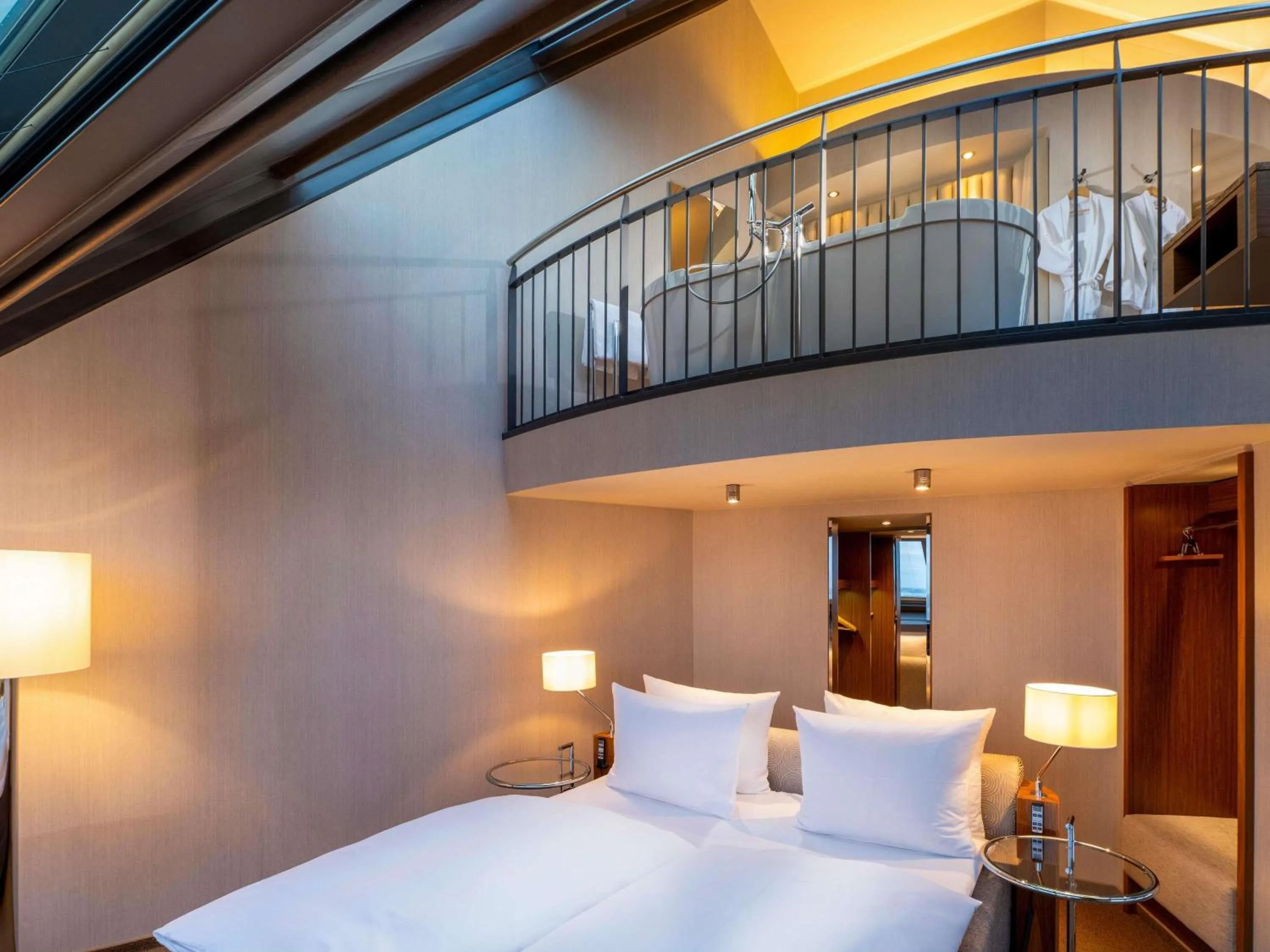 Bedroom, Bed in MÖVENPICK Hotel Hamburg City