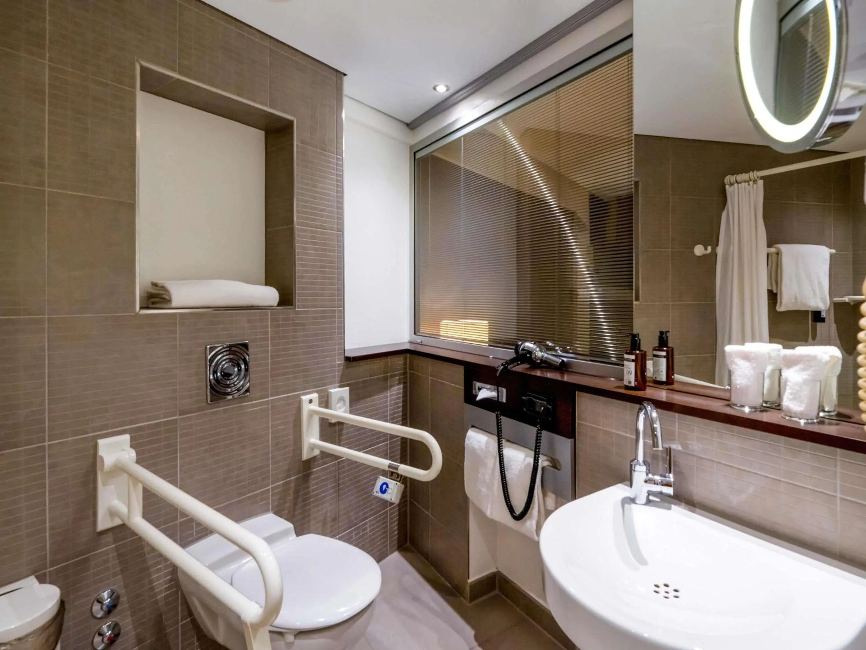 Bedroom in MÖVENPICK Hotel Hamburg City