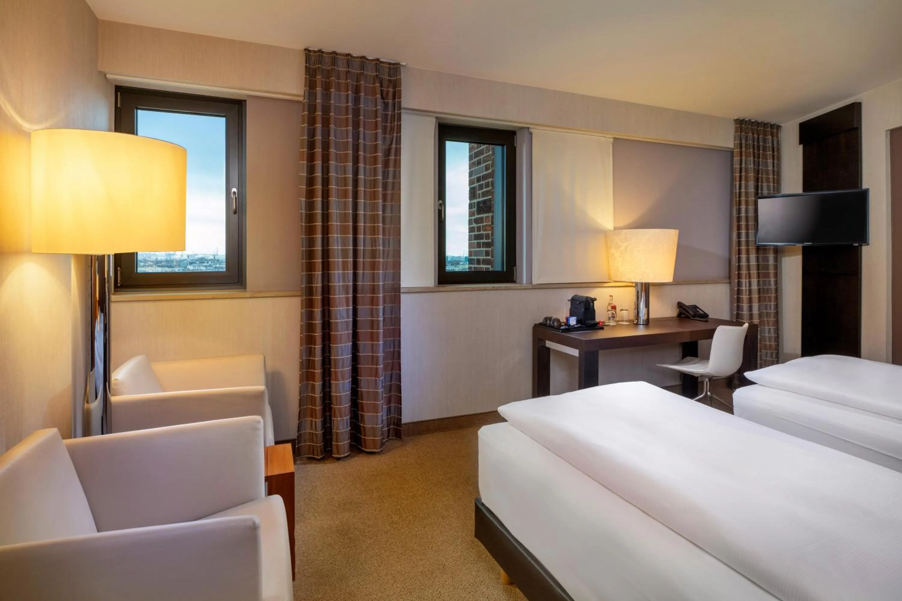 Photo of the whole room, Bed in MÖVENPICK Hotel Hamburg City