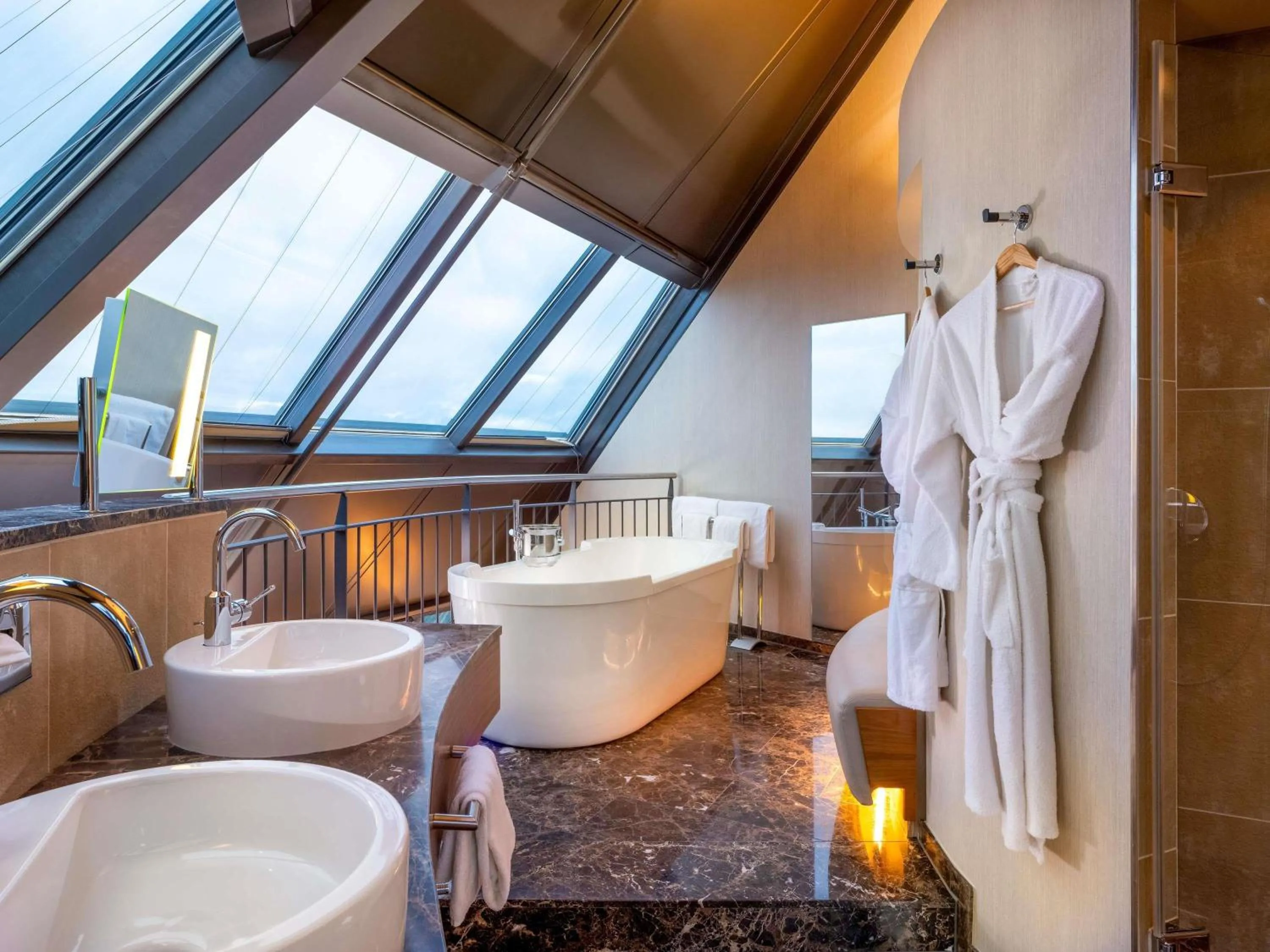 Bedroom, Bed in MÖVENPICK Hotel Hamburg City