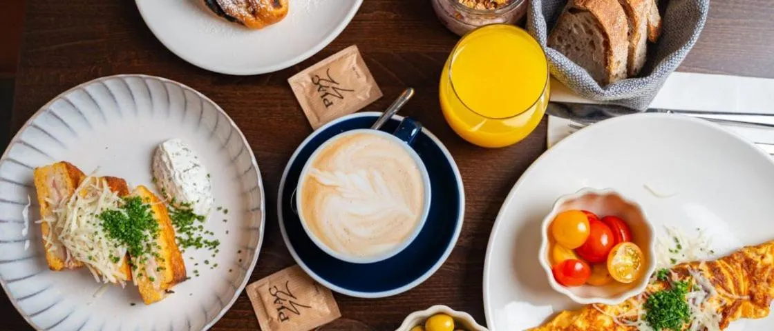 Restaurant/places to eat in Room42 - Suites & Apartments