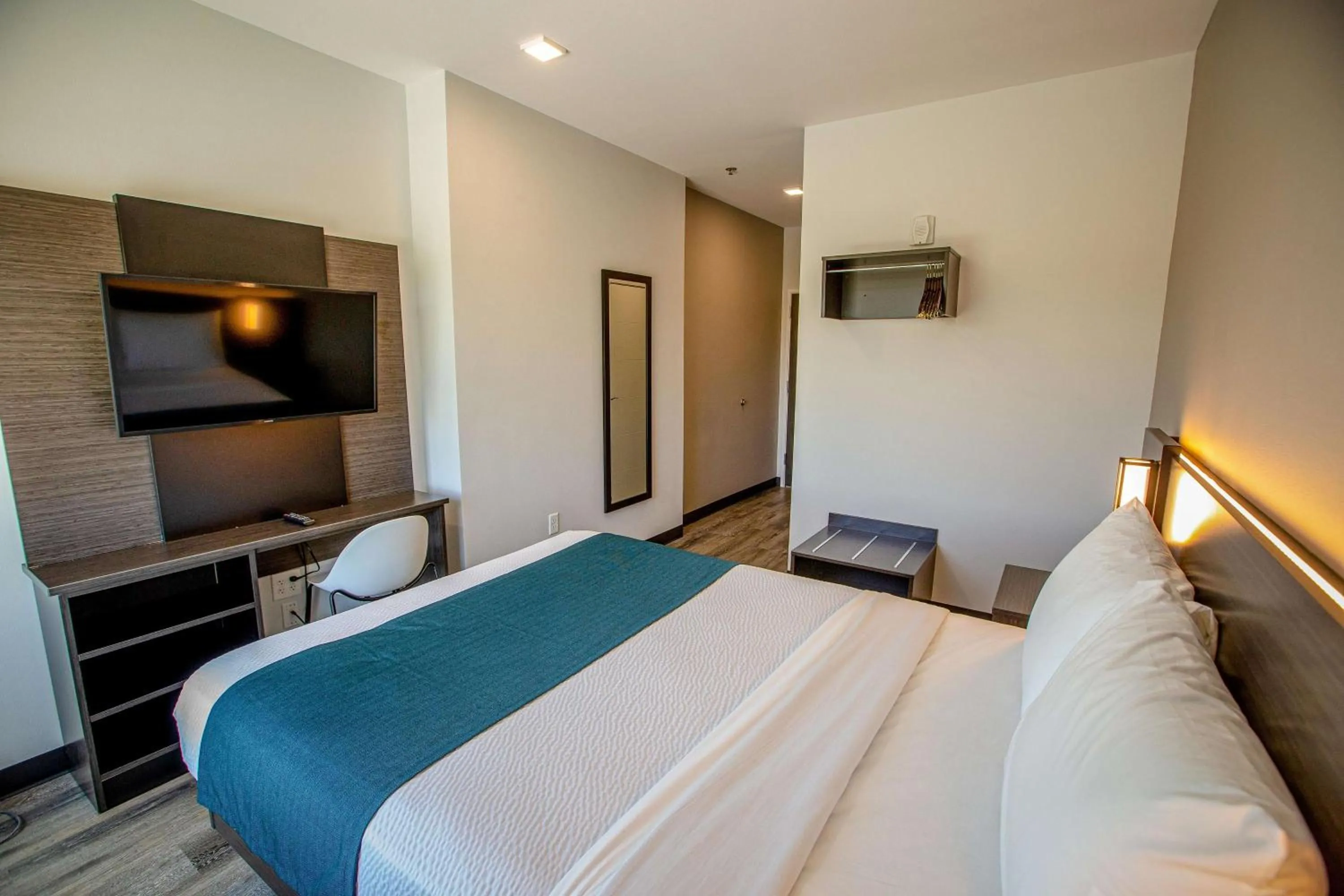 Photo of the whole room, Bed in Motel 6 North Platte, NE - East