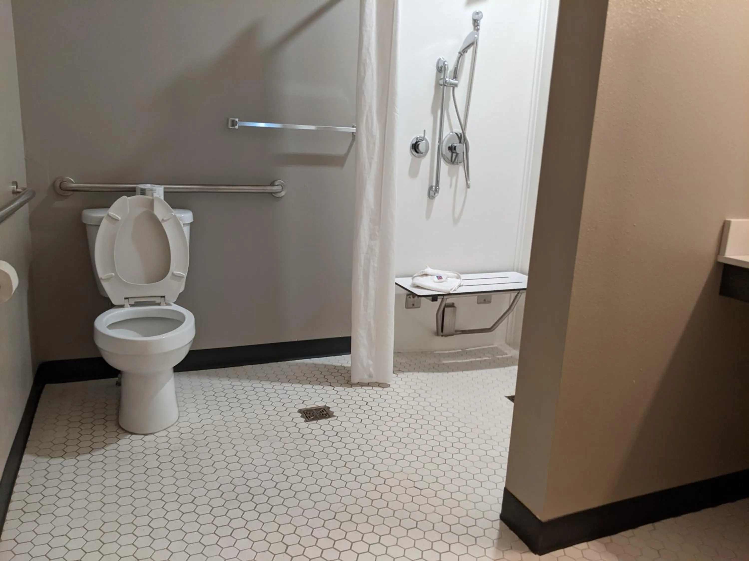 Shower in Motel 6 North Platte, NE - East