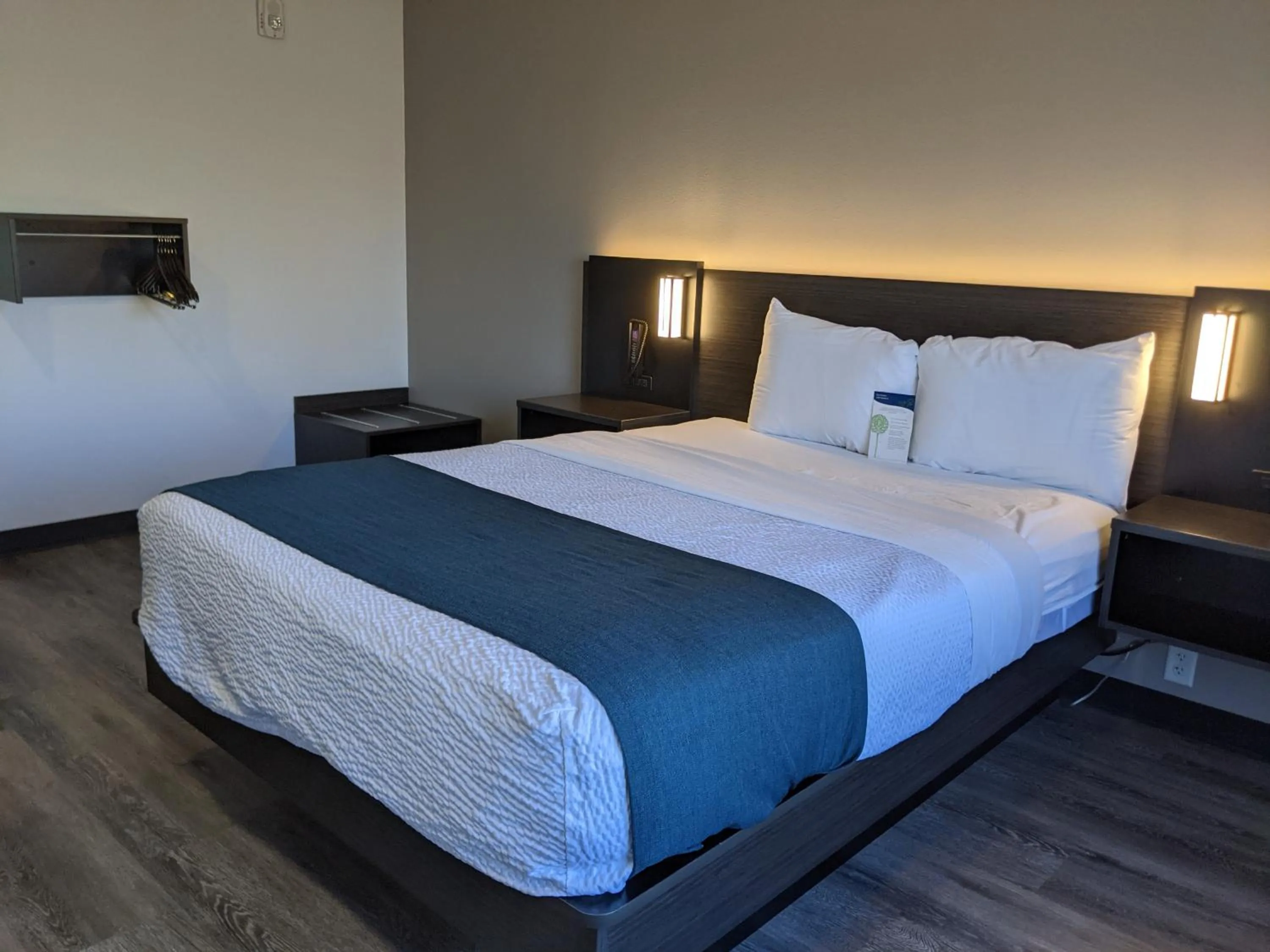 Bed in Motel 6 North Platte, NE - East