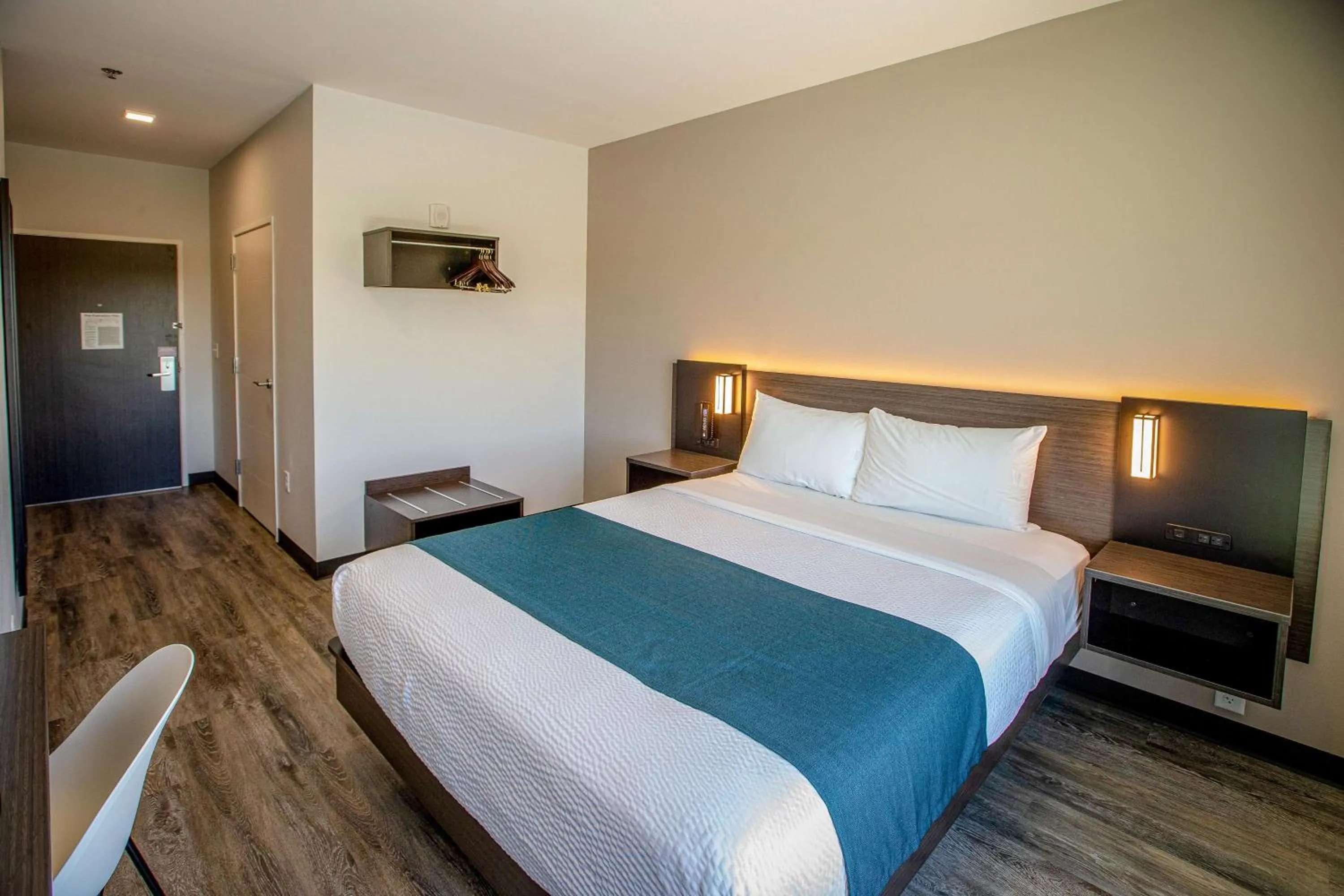 Photo of the whole room, Bed in Motel 6 North Platte, NE - East