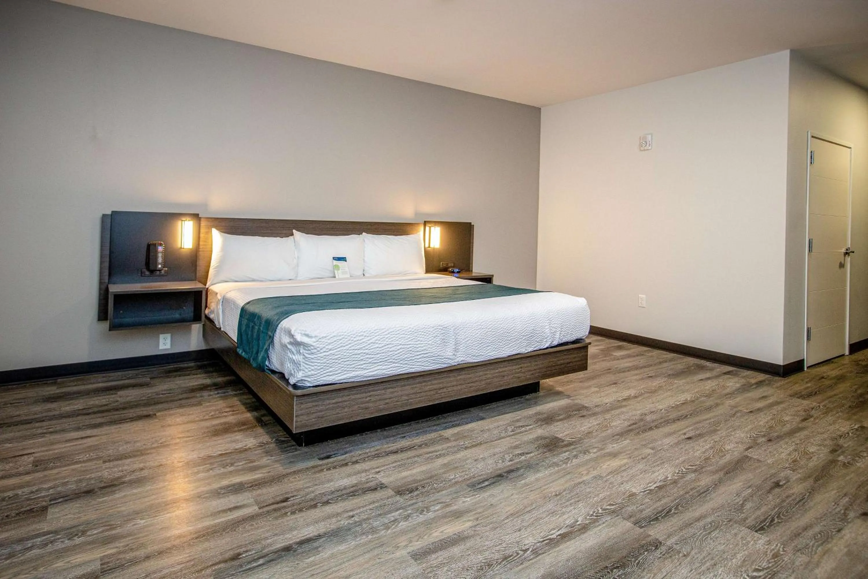 Photo of the whole room, Bed in Motel 6 North Platte, NE - East