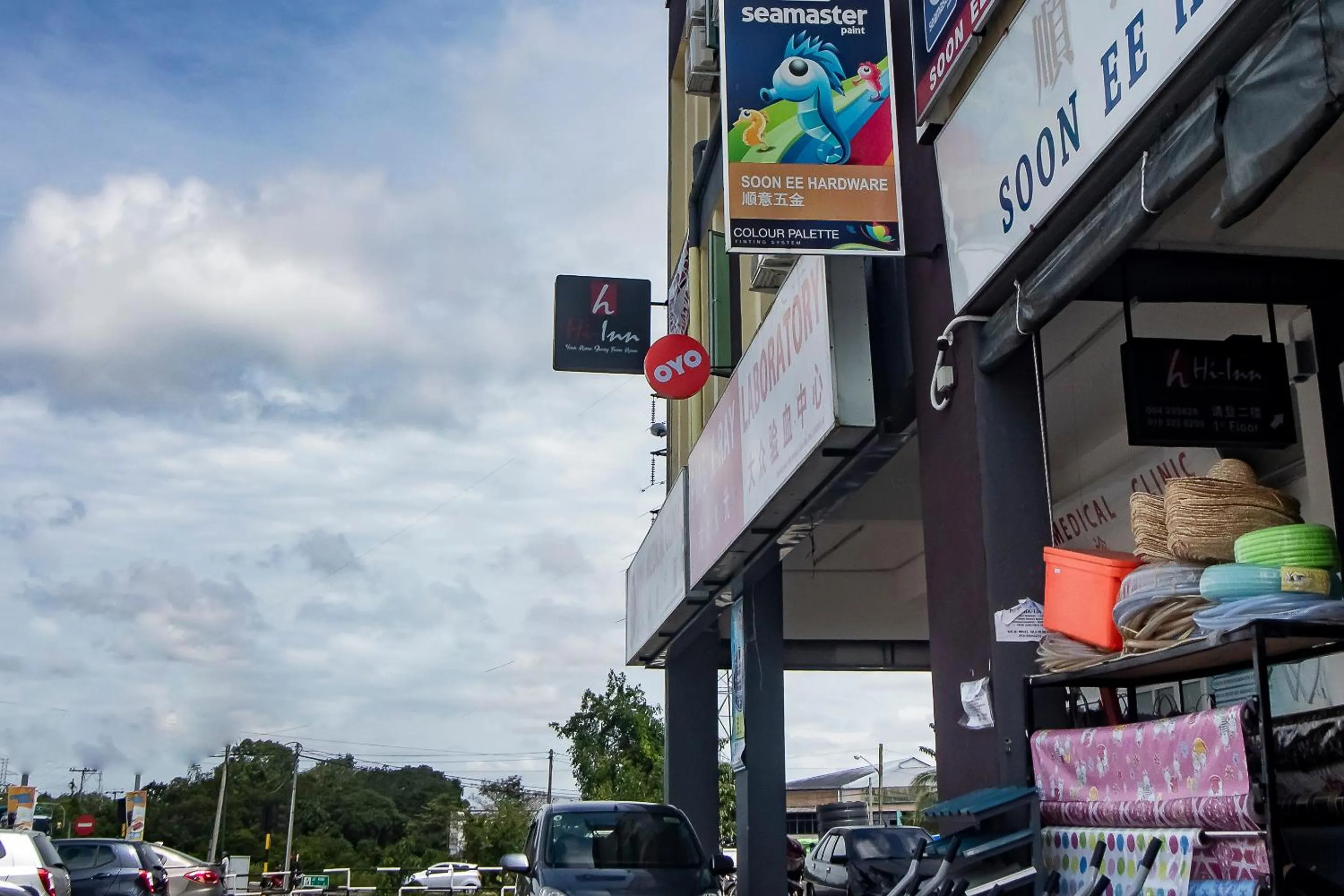 Facade/entrance in Hotel O Hi Inn 3