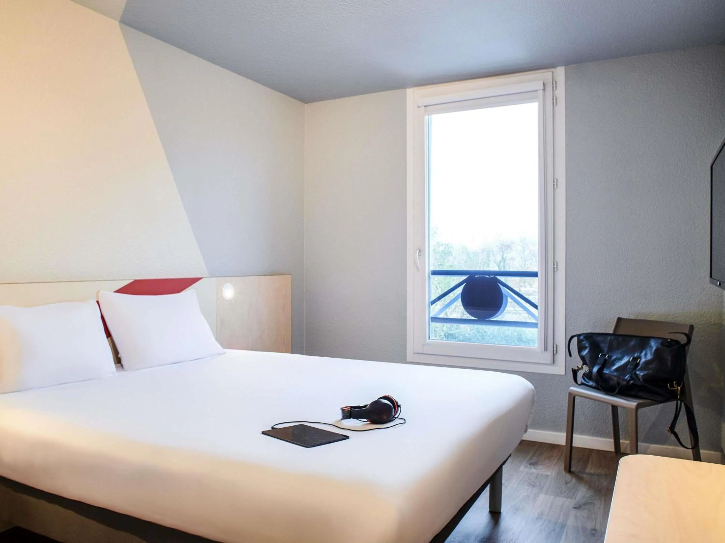 Bedroom, Bed in Hôtel Ibis Budget Nantes Ouest Atlantis Couëron