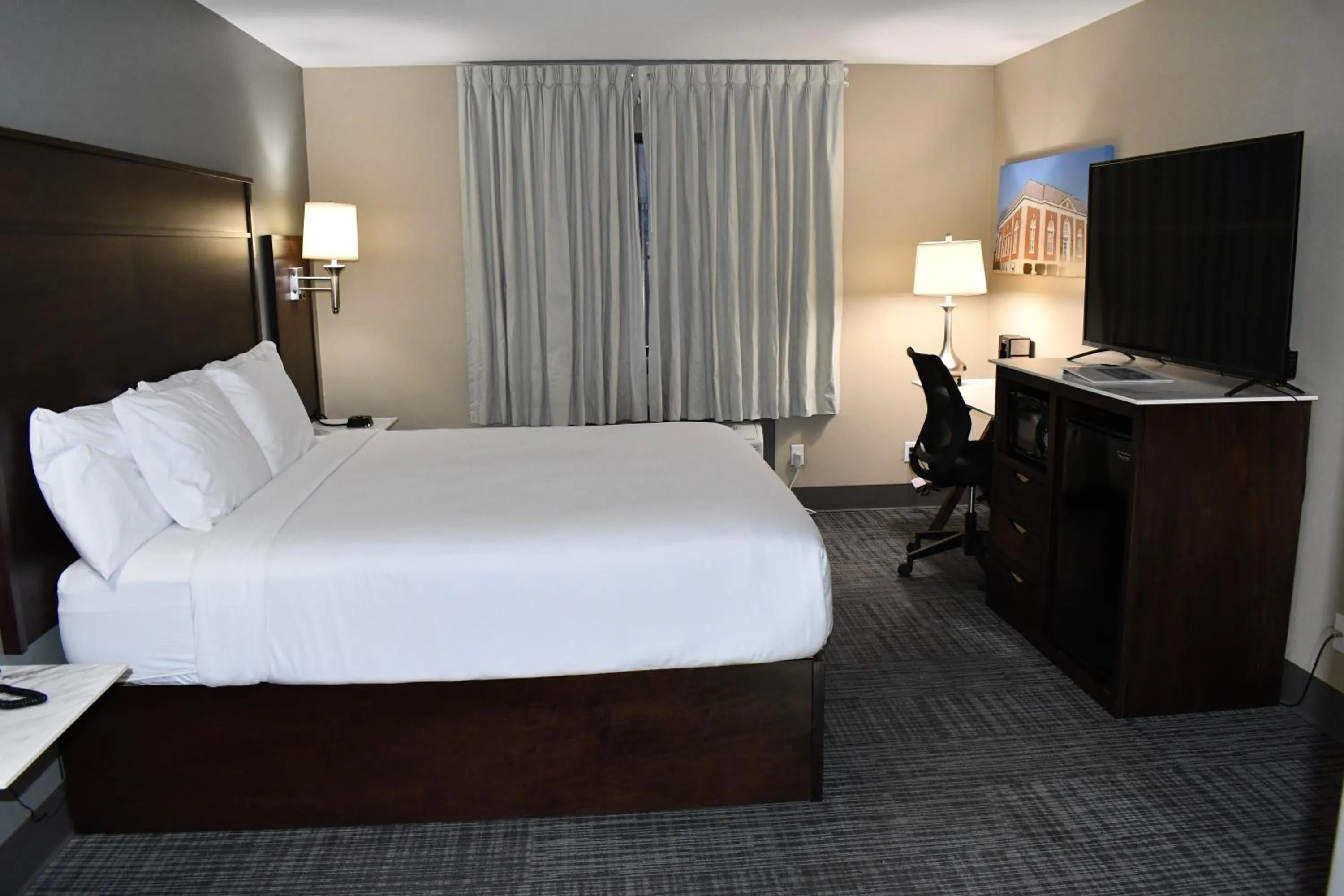 Bedroom, Bed in Cobblestone Inn & Suites - Trenton