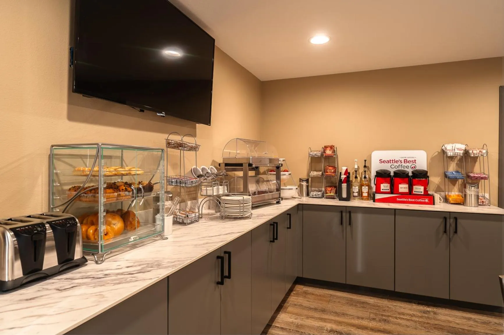 American breakfast in Cobblestone Inn & Suites - Trenton