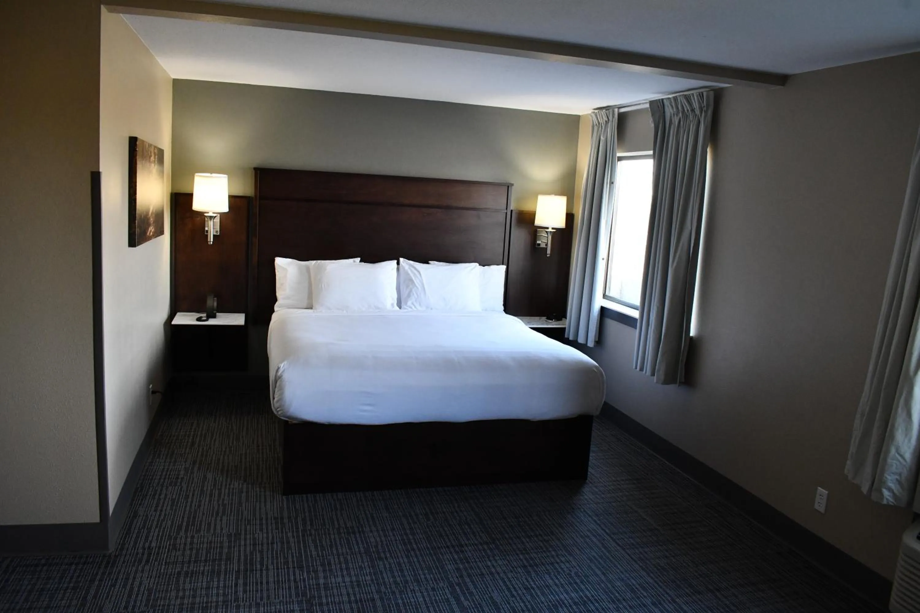 Bedroom, Bed in Cobblestone Inn & Suites - Trenton