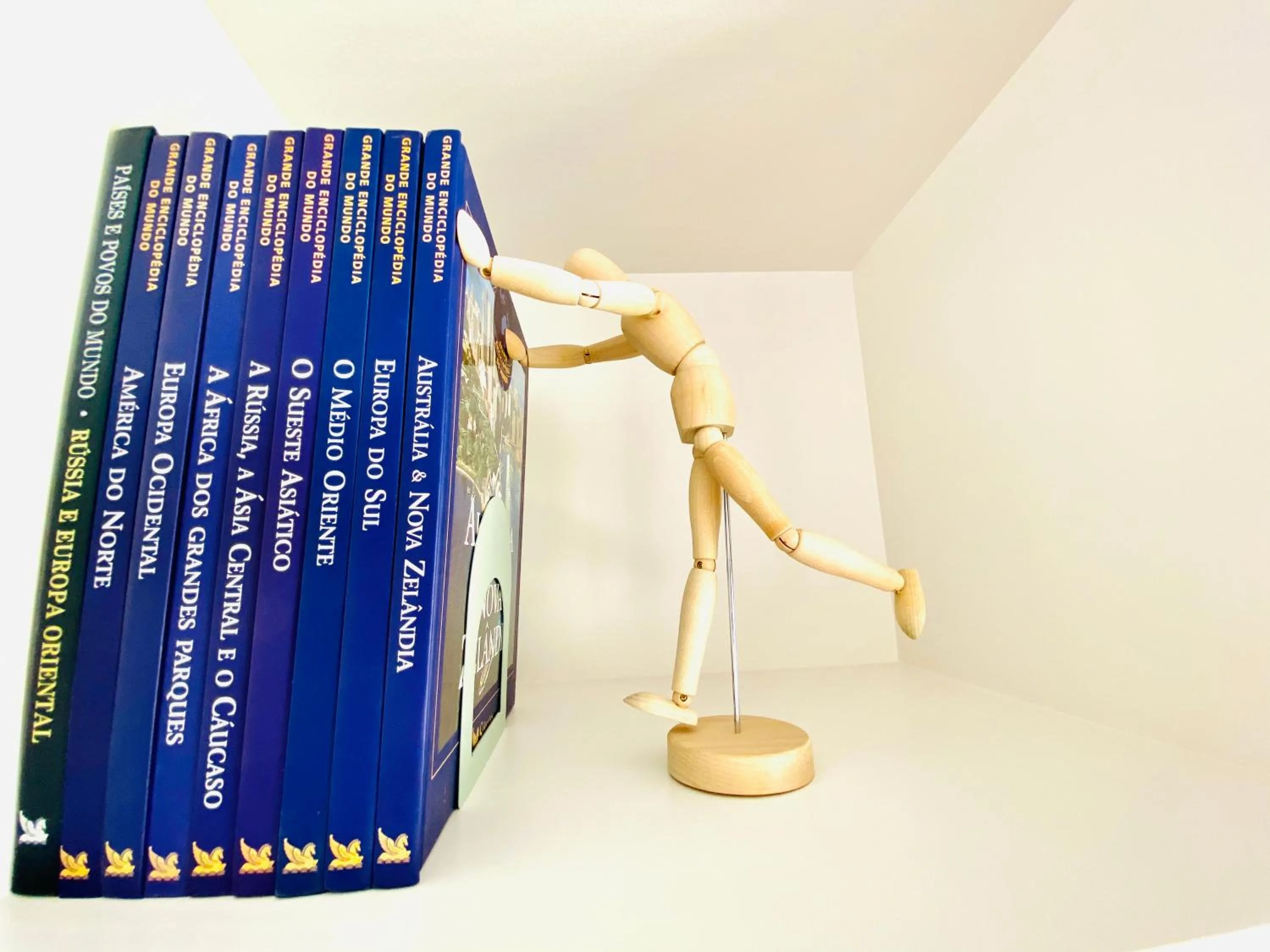 Decorative detail in The Postcard Avenue