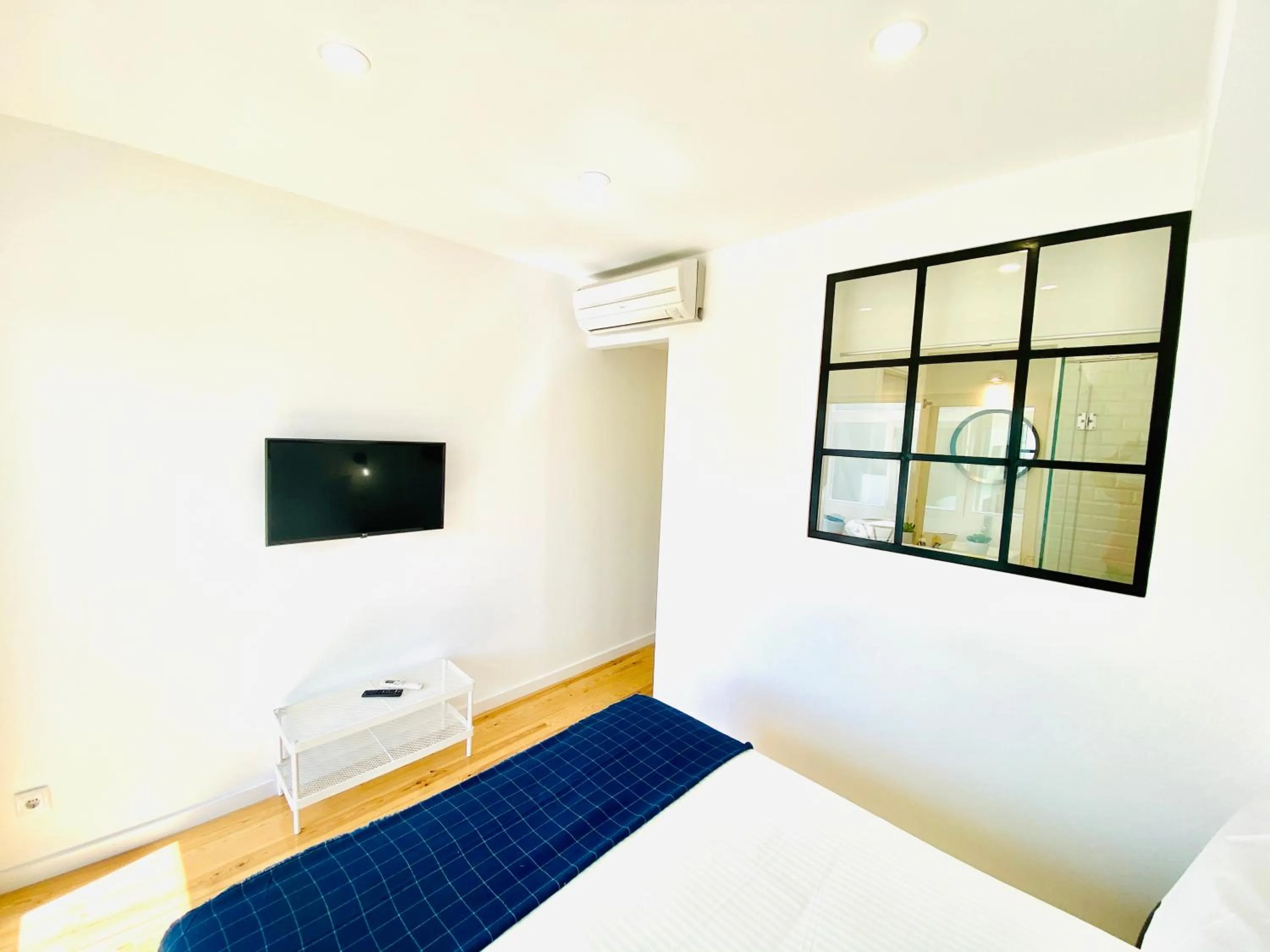 Bedroom, Bed in The Postcard Avenue