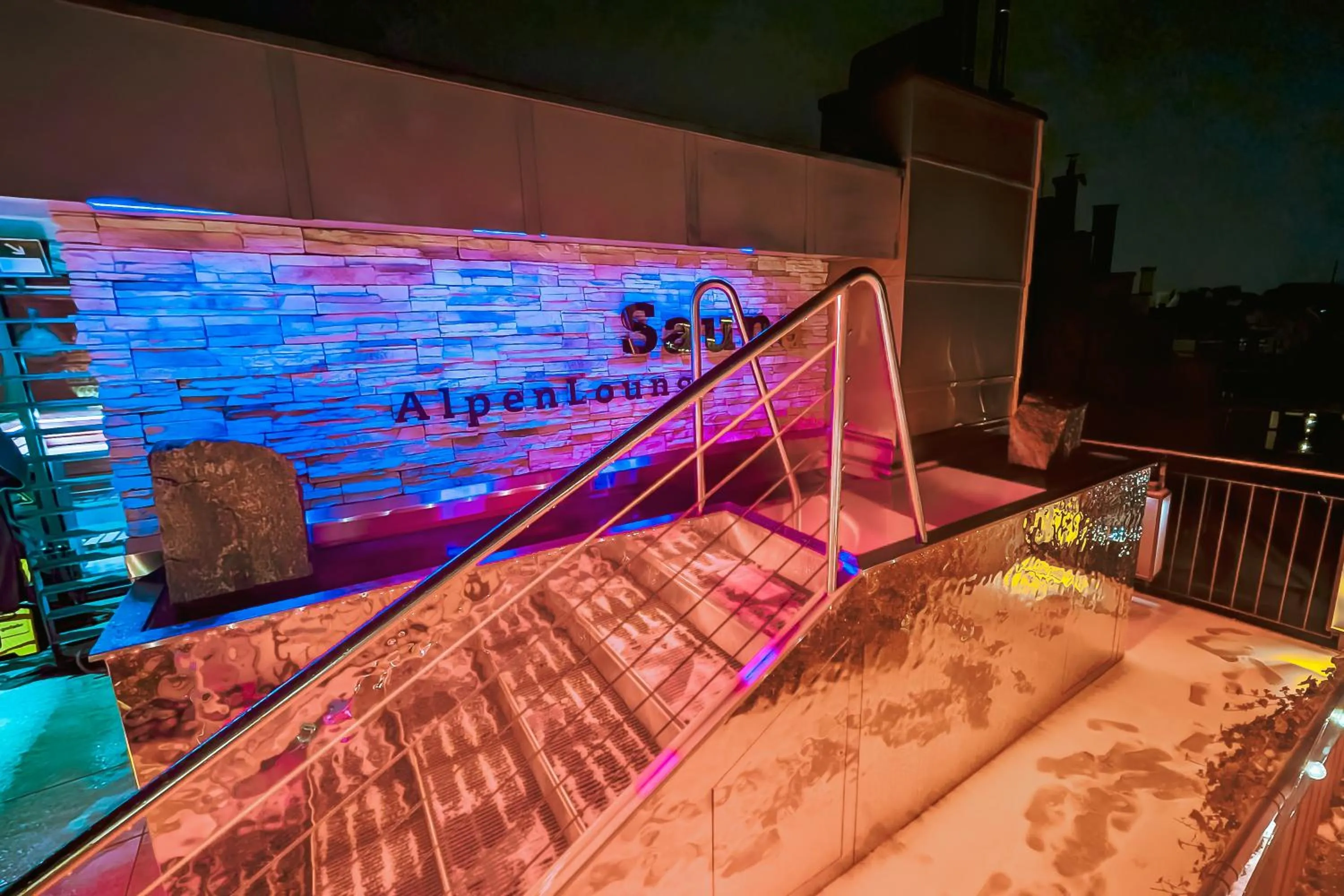 Swimming pool in YachtHotel Helvetia Spa- und Wellnessdomizil