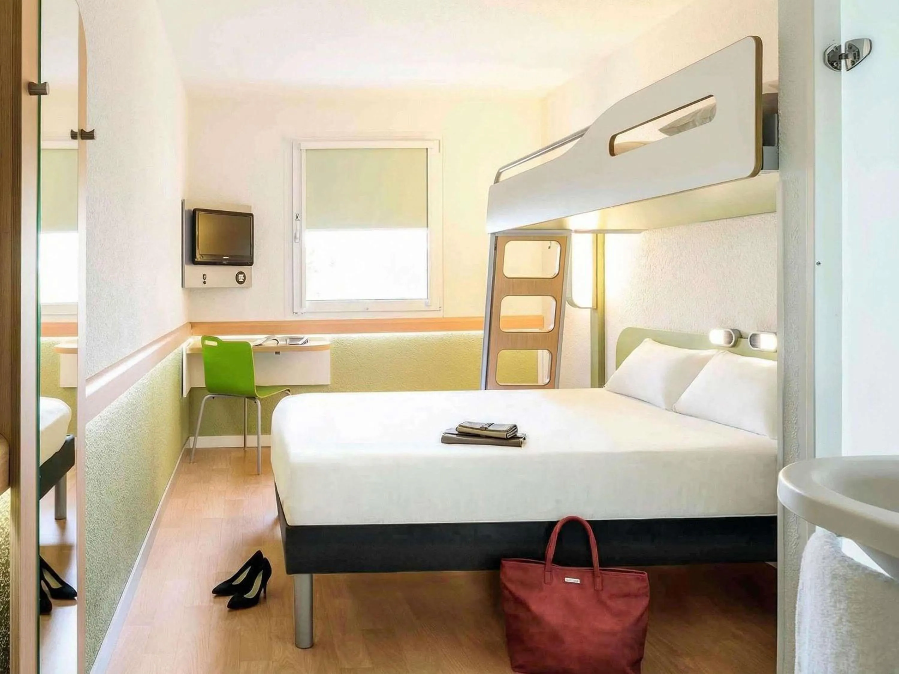 Bedroom, Bed in ibis budget Dijon Saint Apollinaire