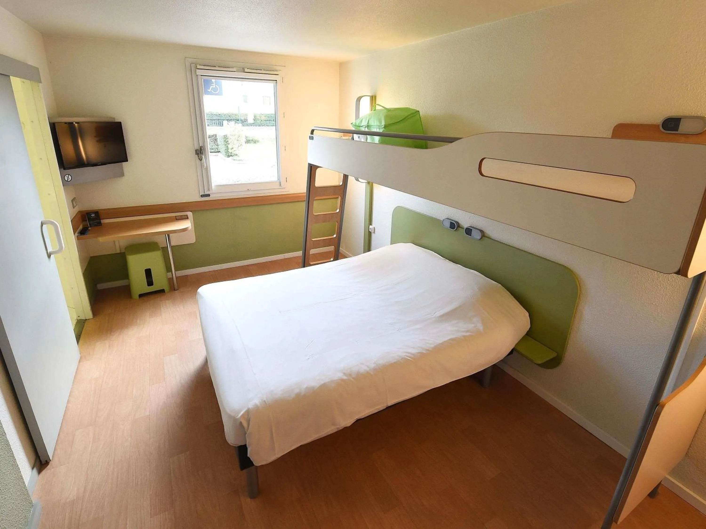 Bedroom, Bed in ibis budget Dijon Saint Apollinaire