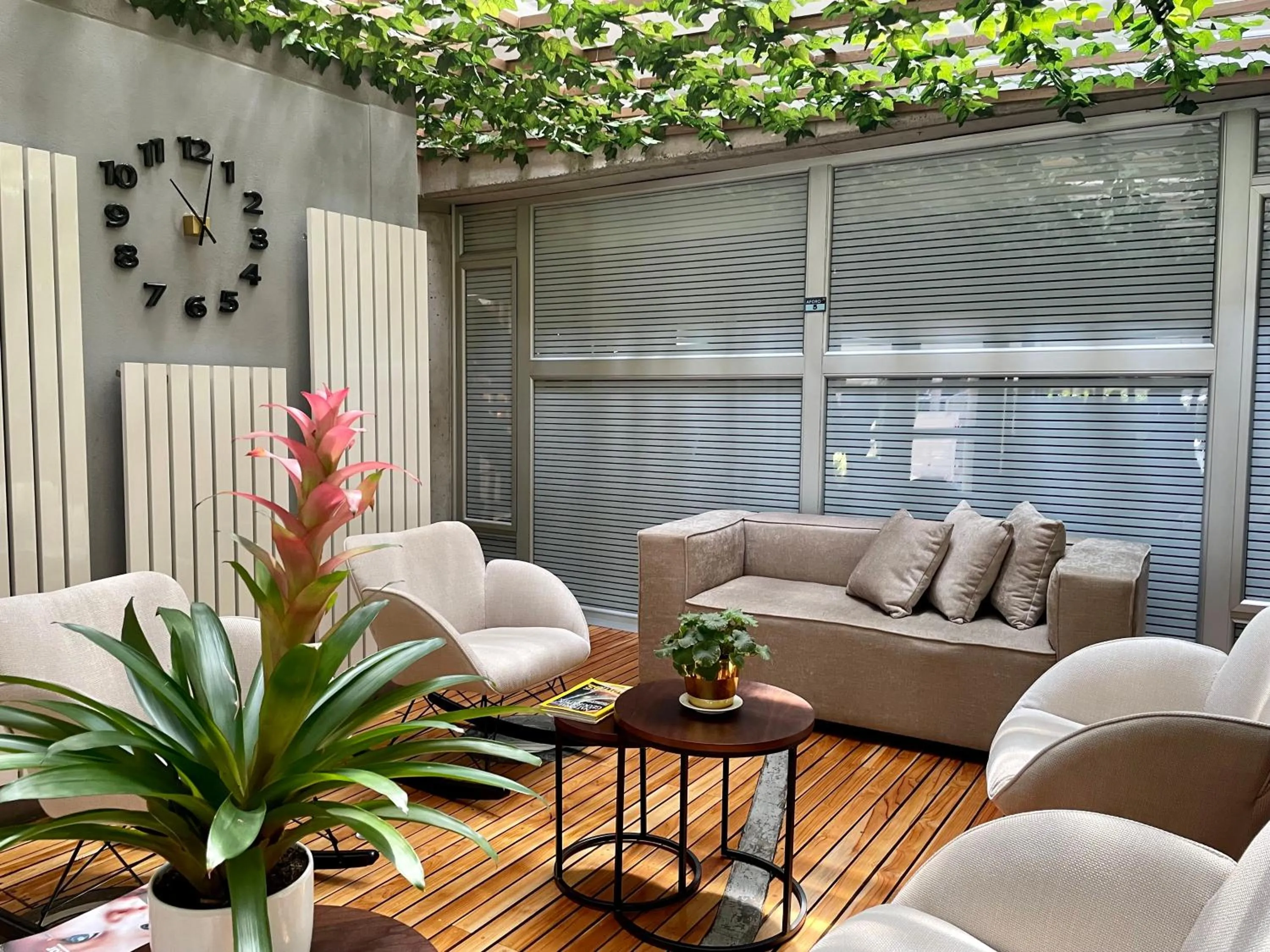 Living room in Hotel 5 Elementos Corferias by HBP