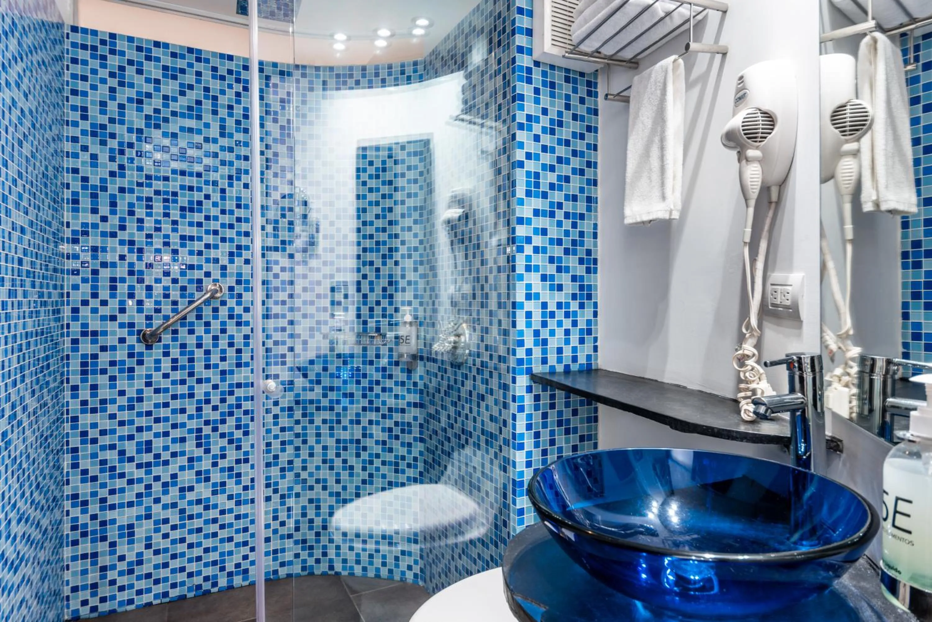 Bathroom in Hotel 5 Elementos Corferias by HBP