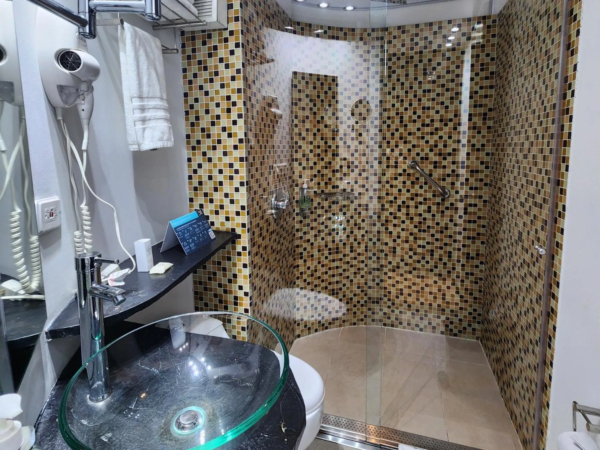 Bathroom in Hotel 5 Elementos Corferias by HBP