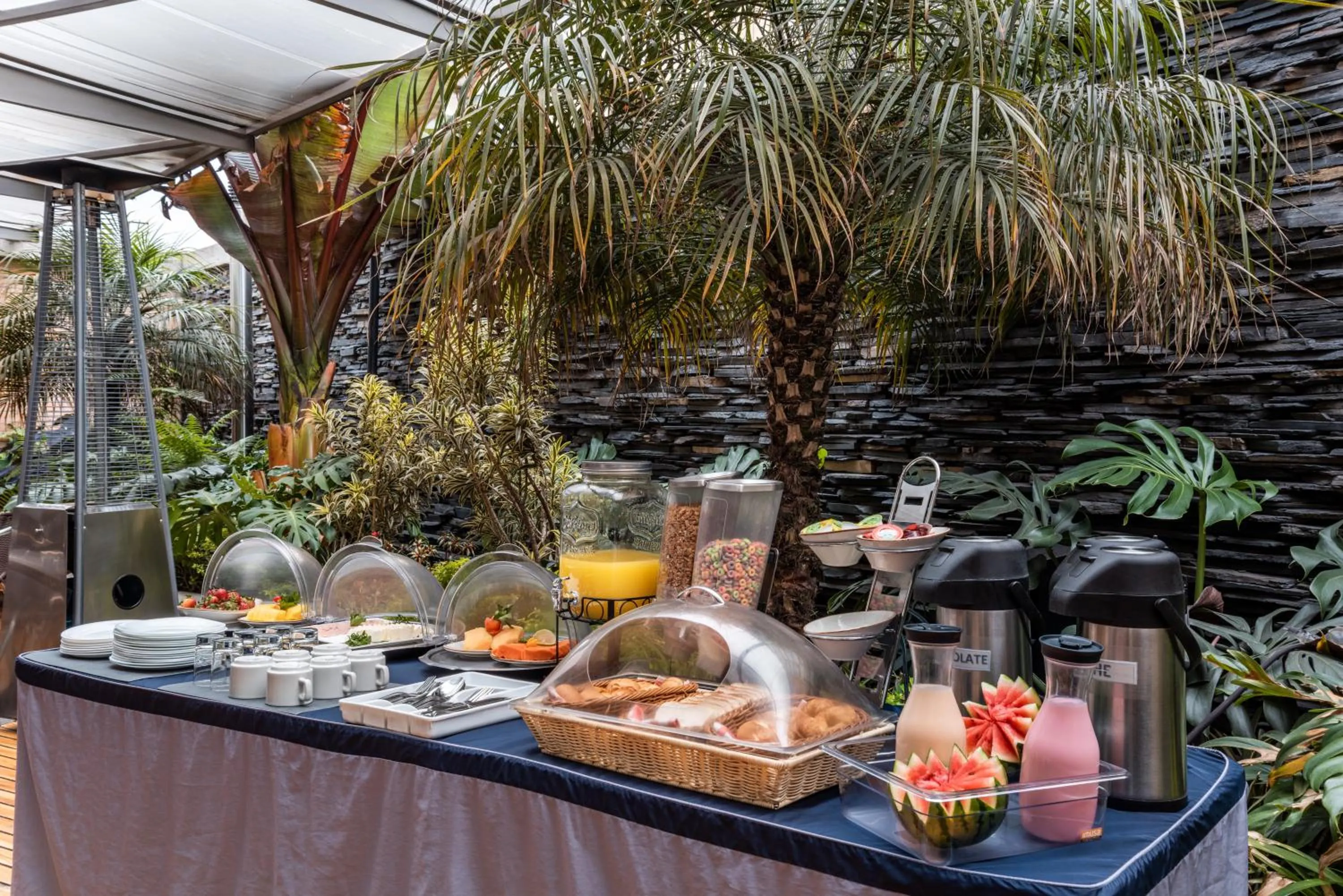 Buffet breakfast in Hotel 5 Elementos Corferias by HBP