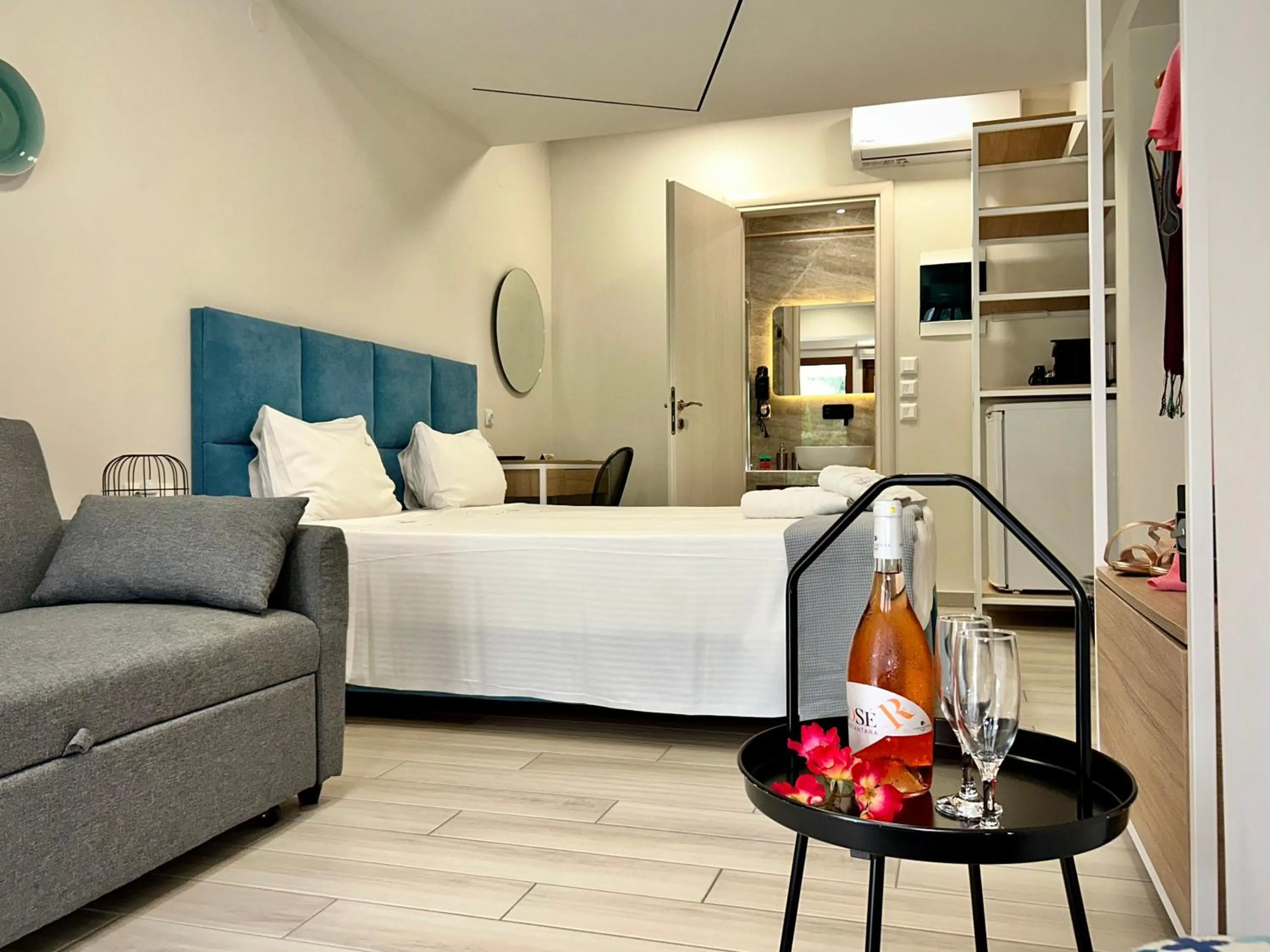 Photo of the whole room in PORTO PORTES suites