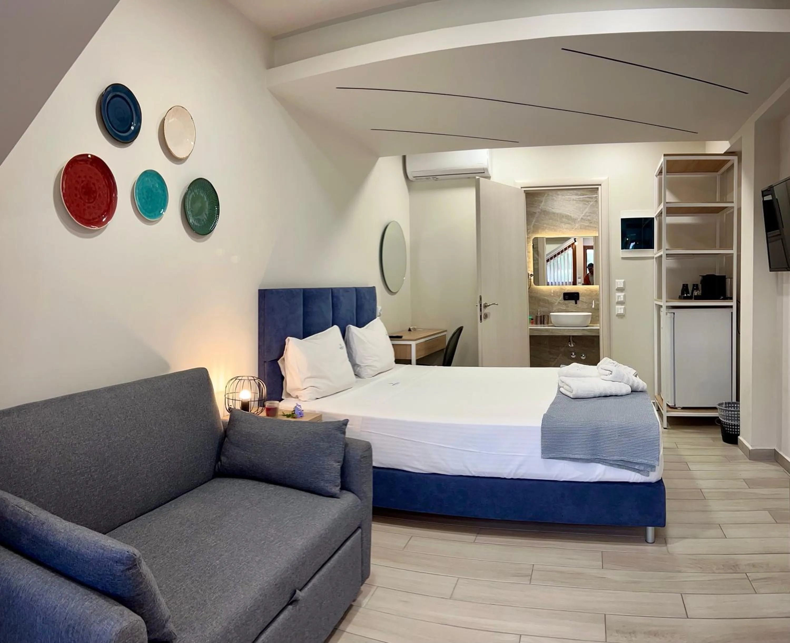 Photo of the whole room in PORTO PORTES suites