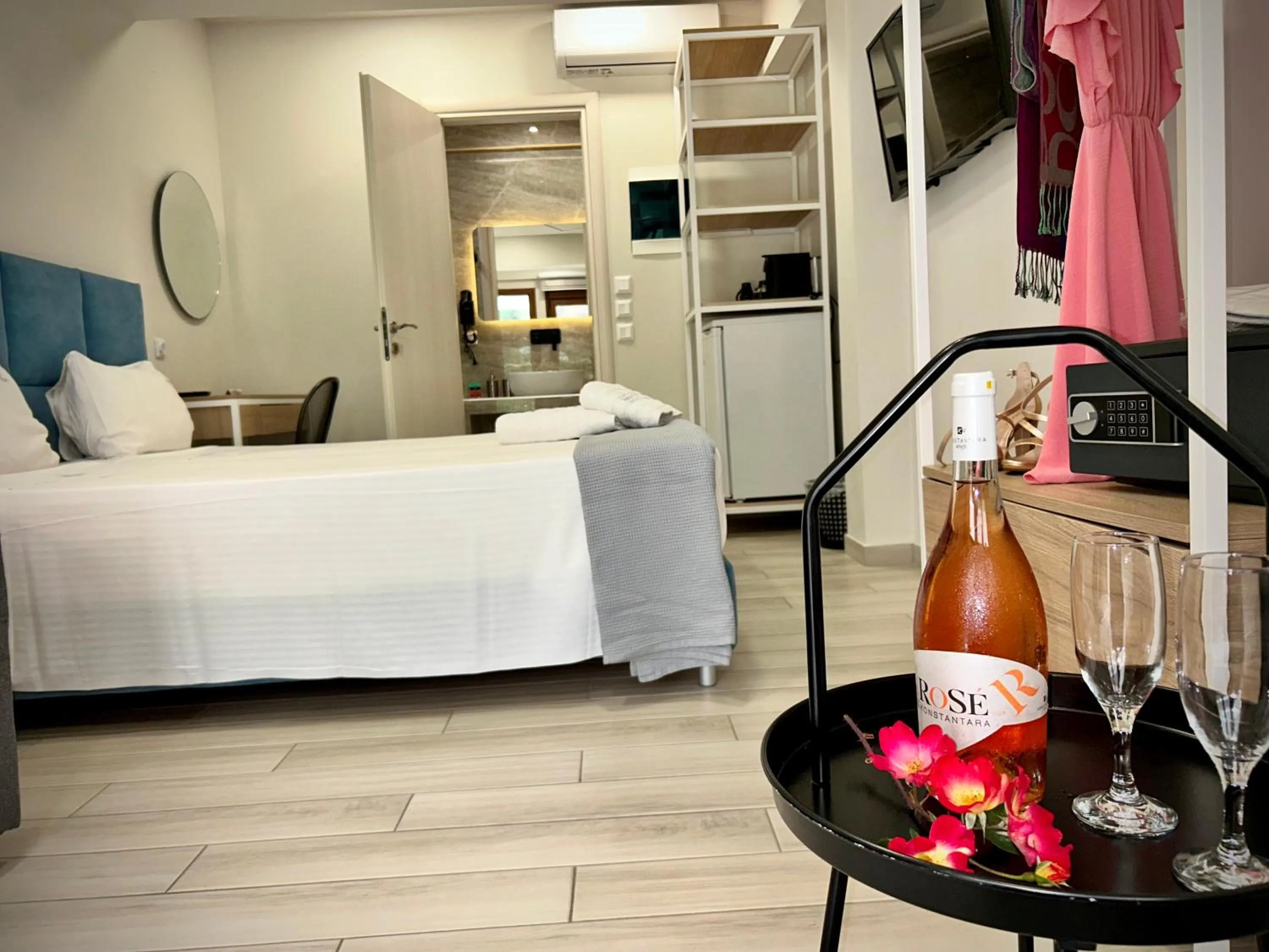 Photo of the whole room in PORTO PORTES suites