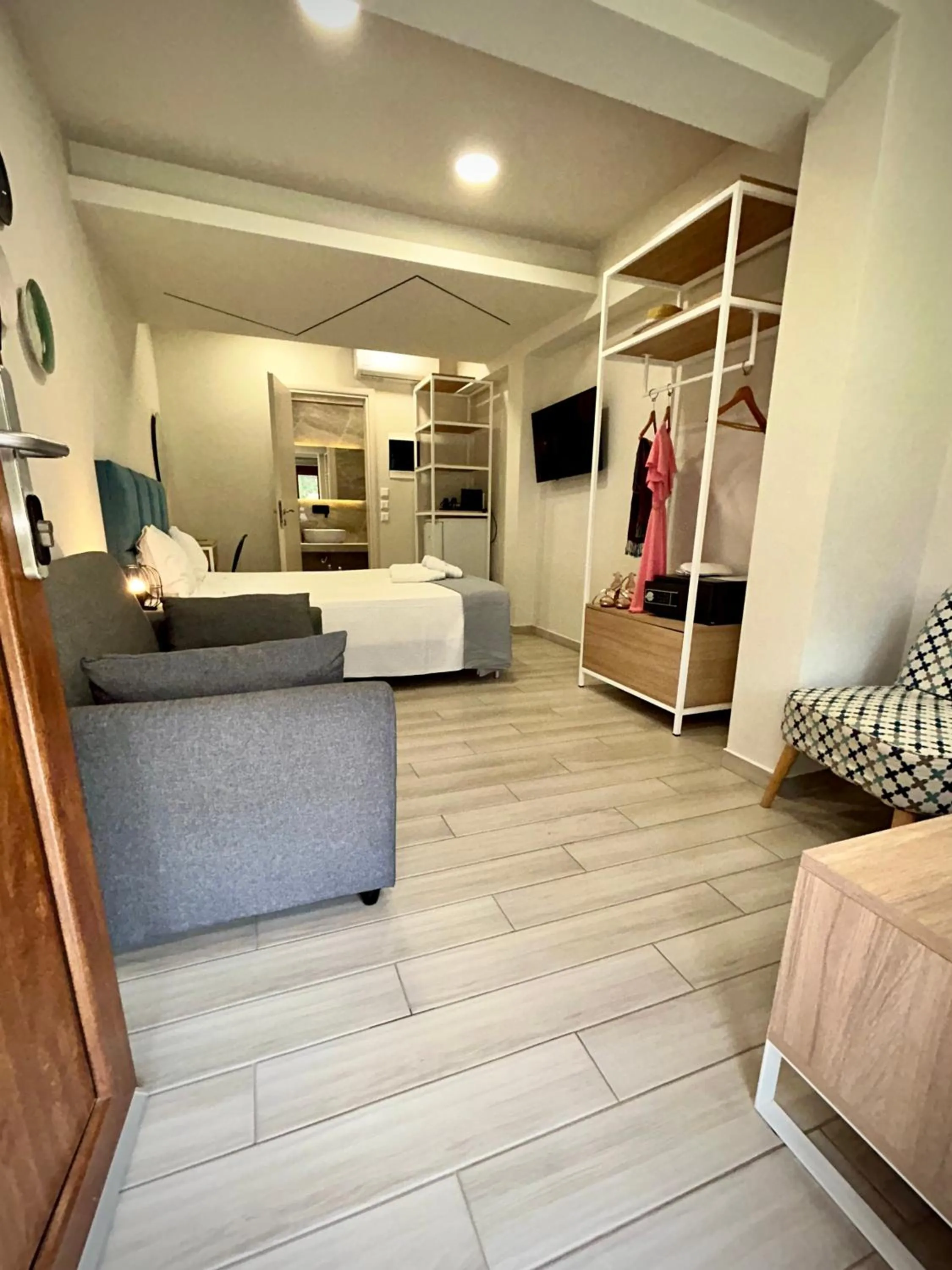 Photo of the whole room in PORTO PORTES suites