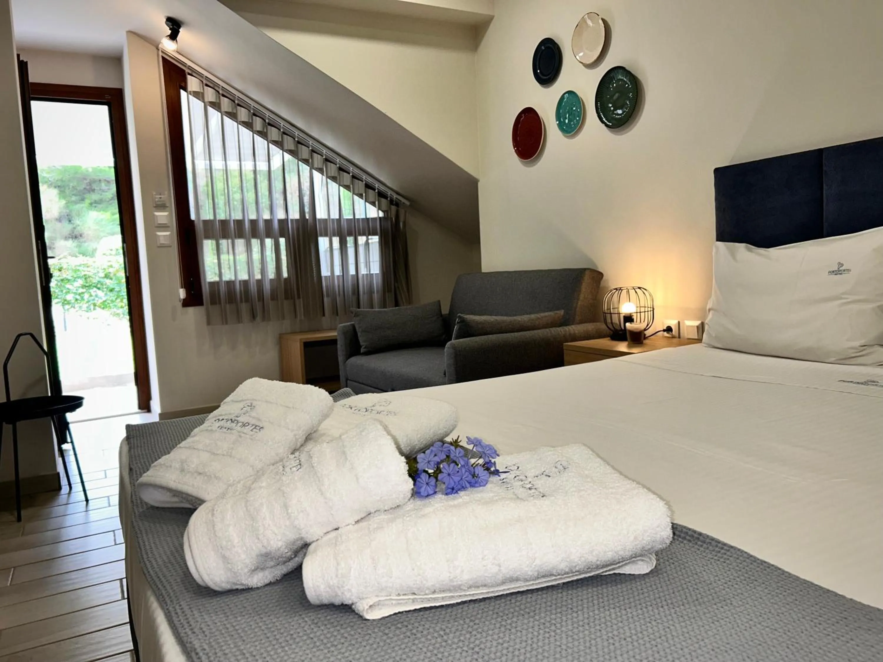 Photo of the whole room in PORTO PORTES suites